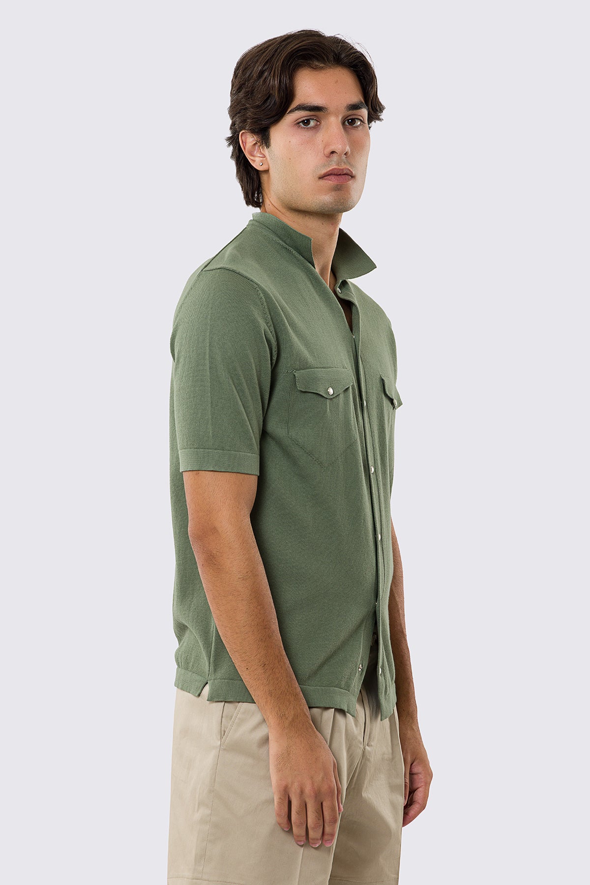 Polo mezze maniche verde militare modello con tasconi e bottoni clip in perla da uomo finezza 14 con elastici sulle maniche e sul fondo 100% cotone di filo tinta unita