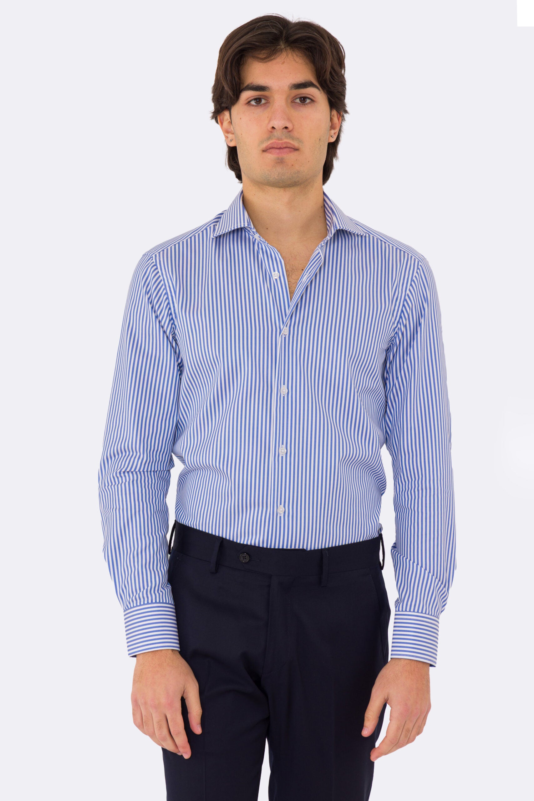 Camicia slim fit con riga blu e bianca 100% cotone no iron collo semi francese polsino smussato mileta tessuti