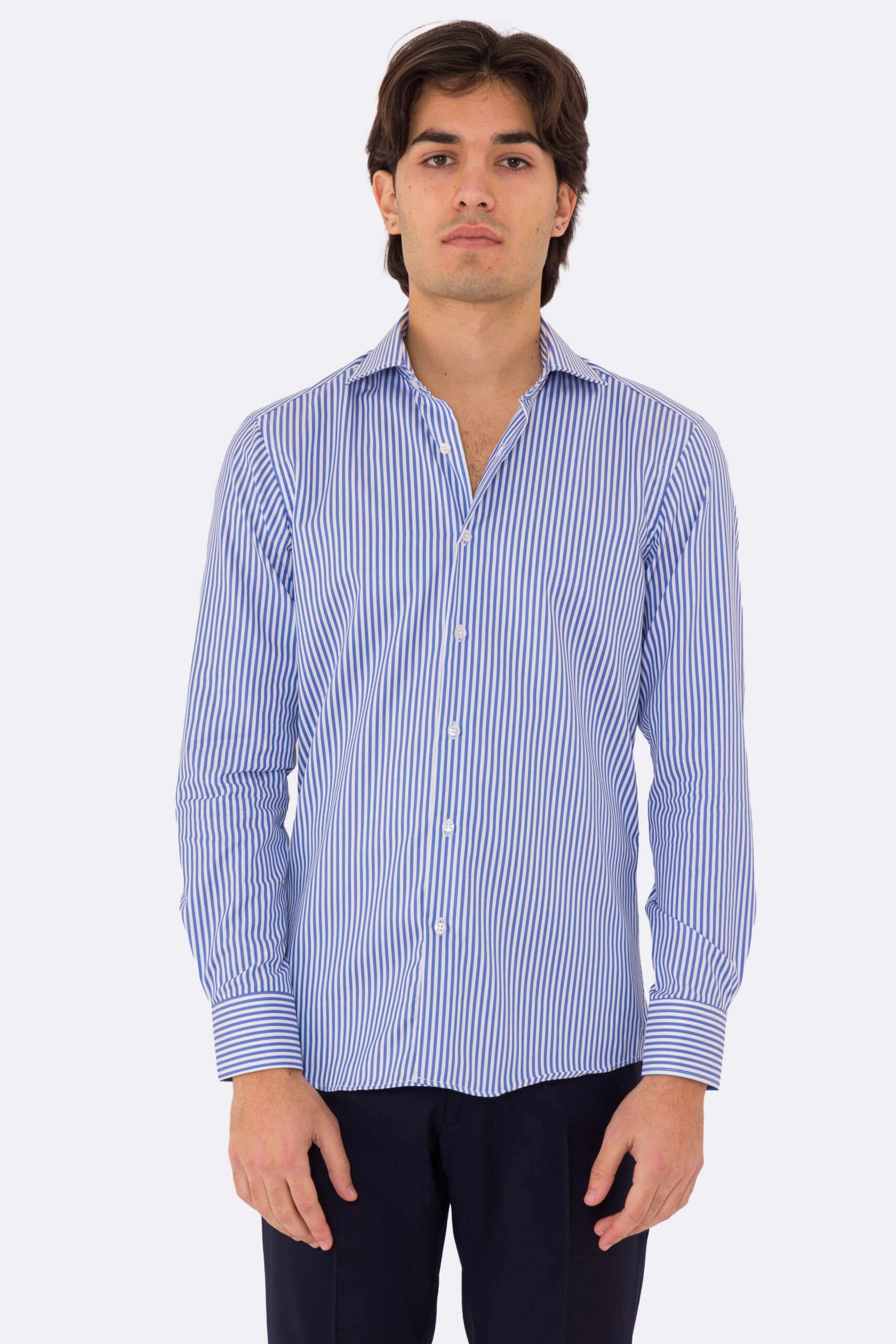Camicia slim fit con riga blu e bianca 100% cotone no iron collo semi francese polsino smussato mileta tessuti