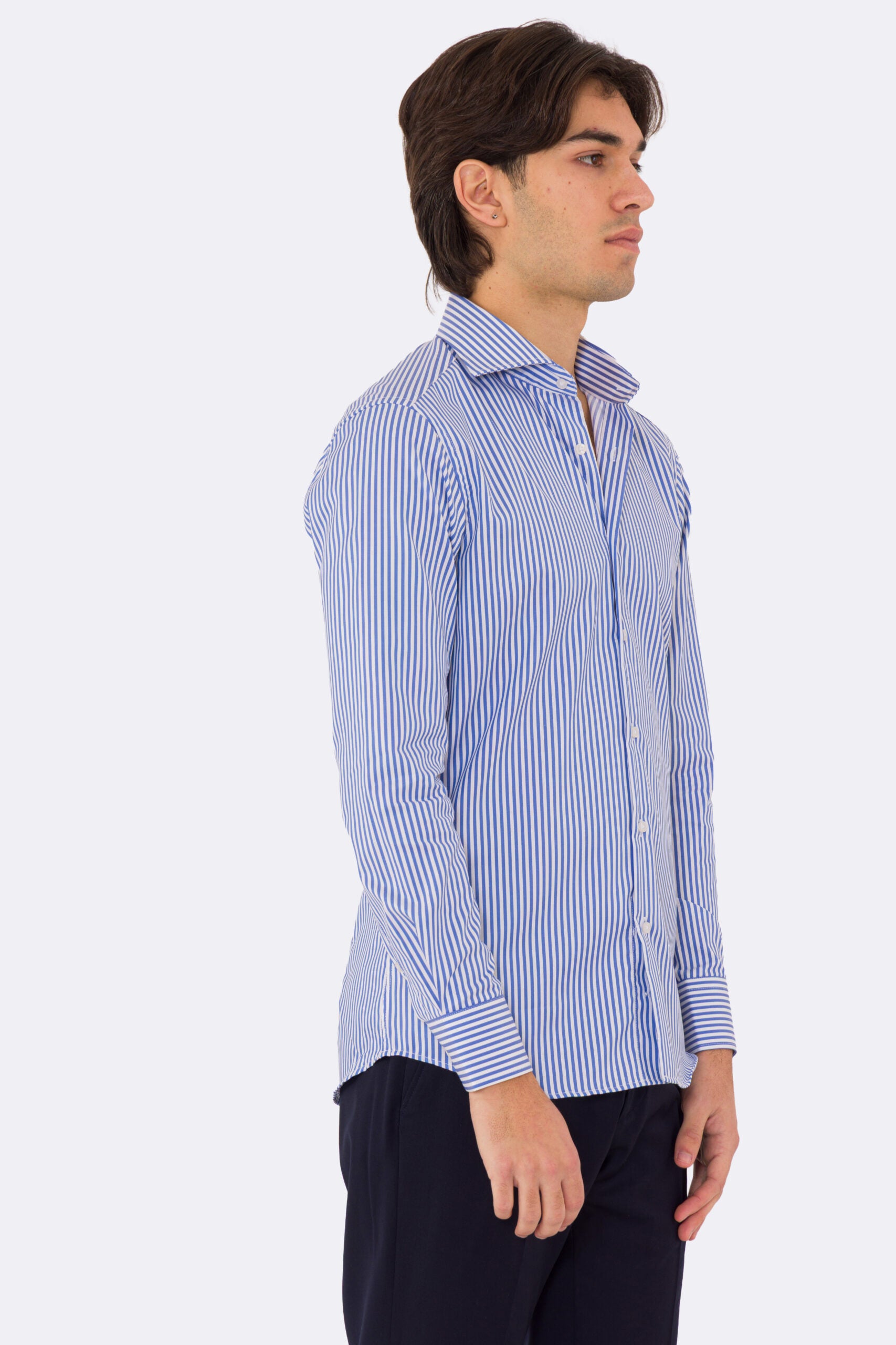 Camicia slim fit con riga blu e bianca 100% cotone no iron collo semi francese polsino smussato mileta tessuti