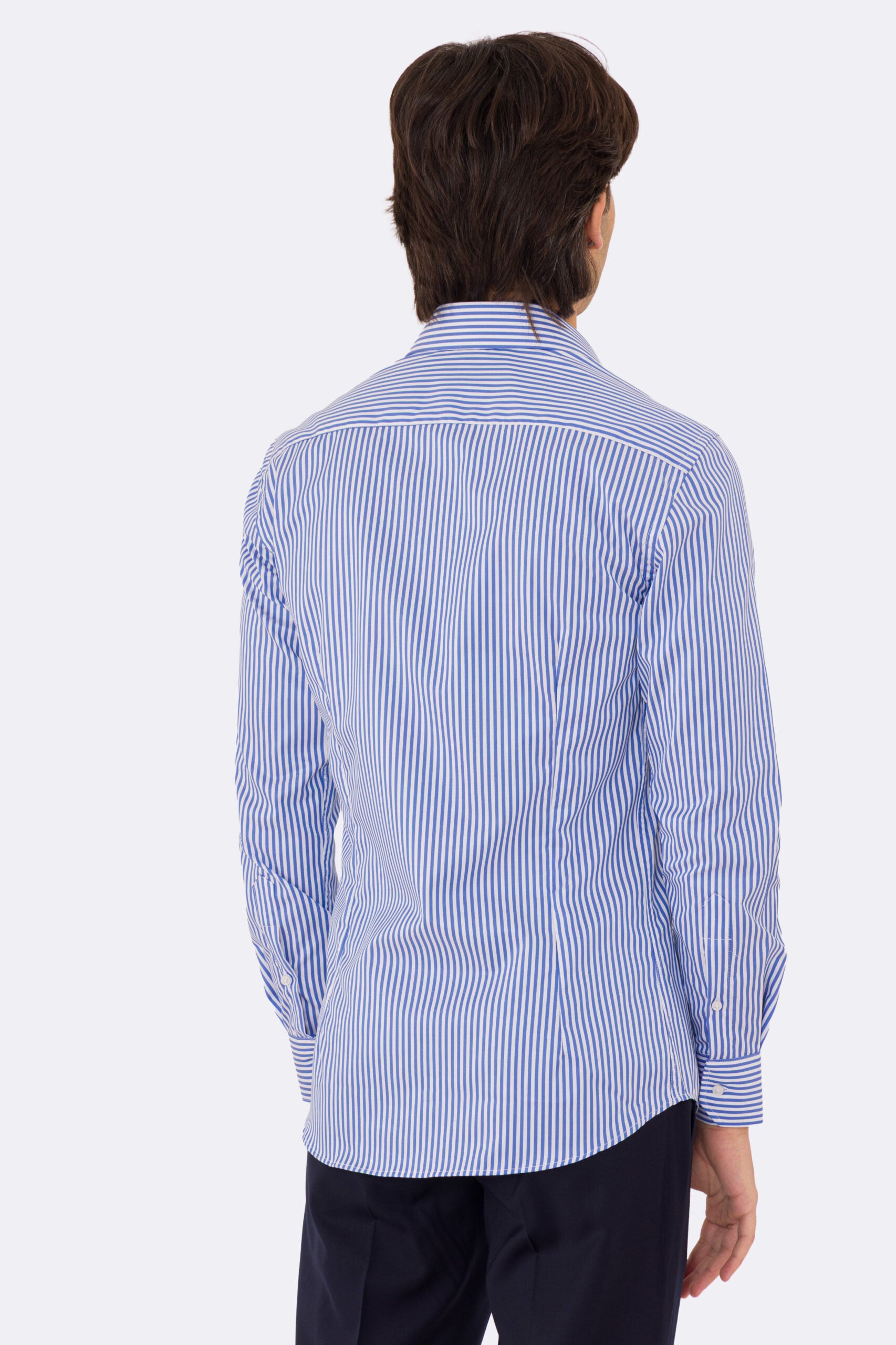 Camicia slim fit con riga blu e bianca 100% cotone no iron collo semi francese polsino smussato mileta tessuti