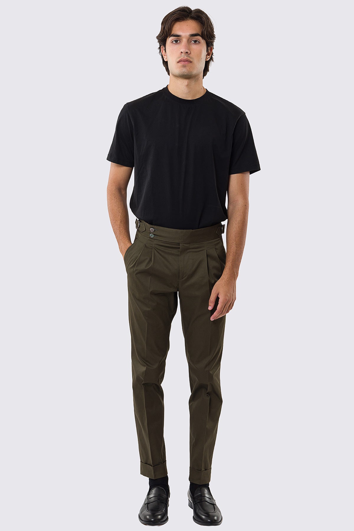 Pantalone uomo verde militare vita alta con fibbie laterali tasca america in cotone leggermente elastico risvolto 5cm made in italy