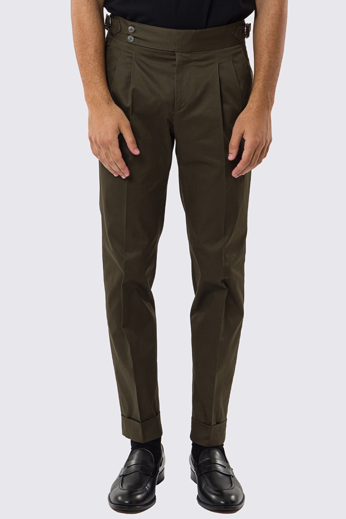Pantalone uomo verde militare vita alta con fibbie laterali tasca america in cotone leggermente elastico risvolto 5cm made in italy