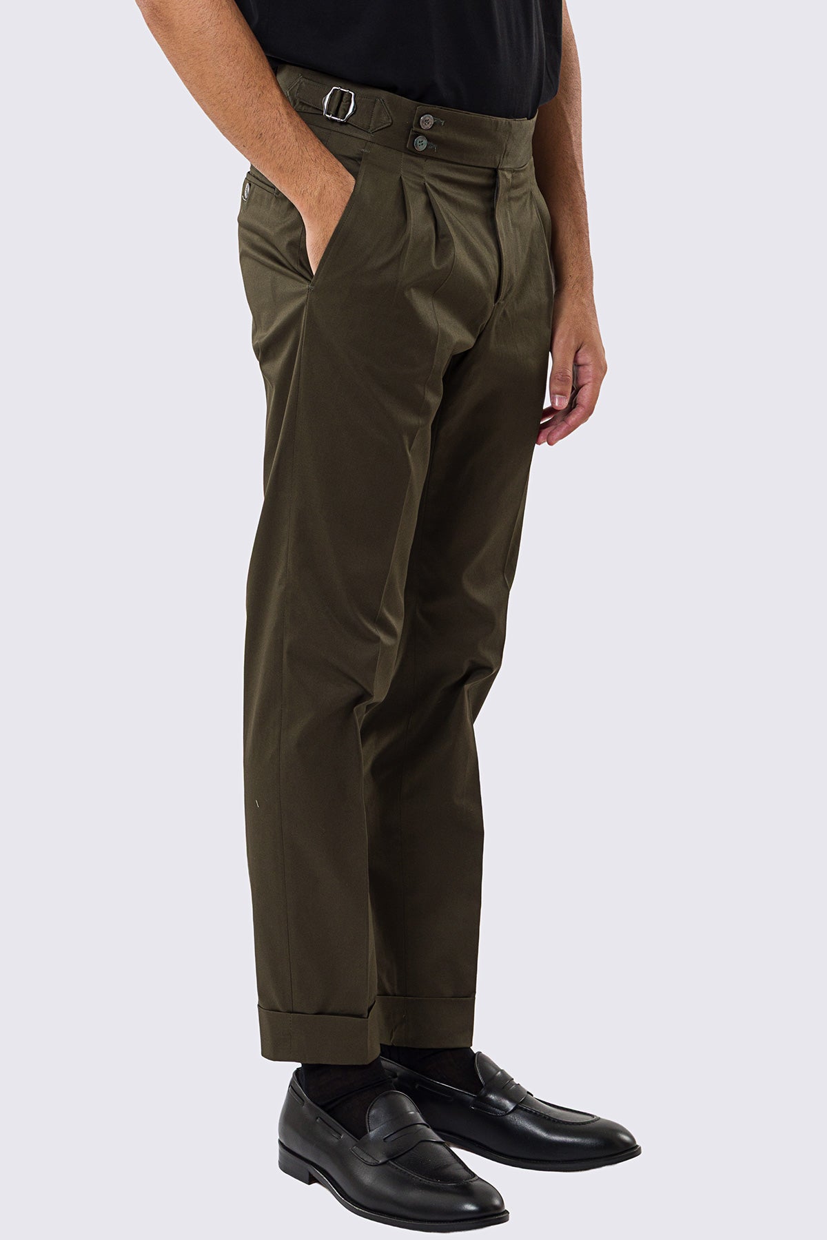 Pantalone uomo verde militare vita alta con fibbie laterali tasca america in cotone leggermente elastico risvolto 5cm made in italy