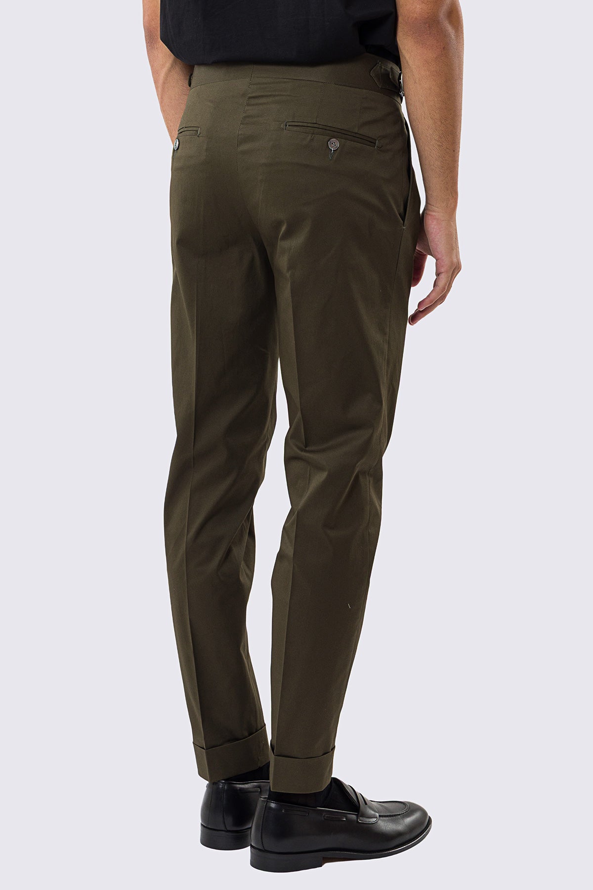 Pantalone uomo verde militare vita alta con fibbie laterali tasca america in cotone leggermente elastico risvolto 5cm made in italy