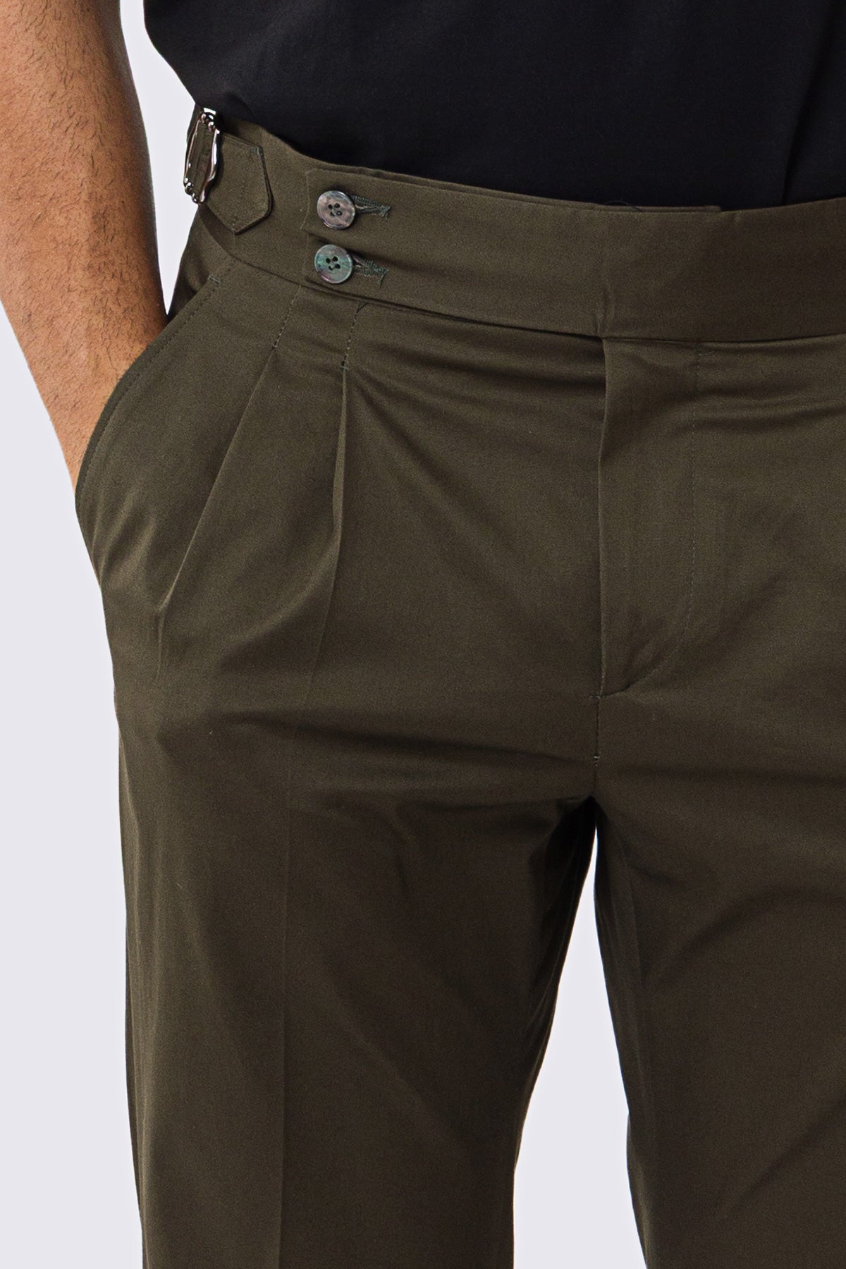 Pantalone uomo verde militare vita alta con fibbie laterali tasca america in cotone leggermente elastico risvolto 5cm made in italy