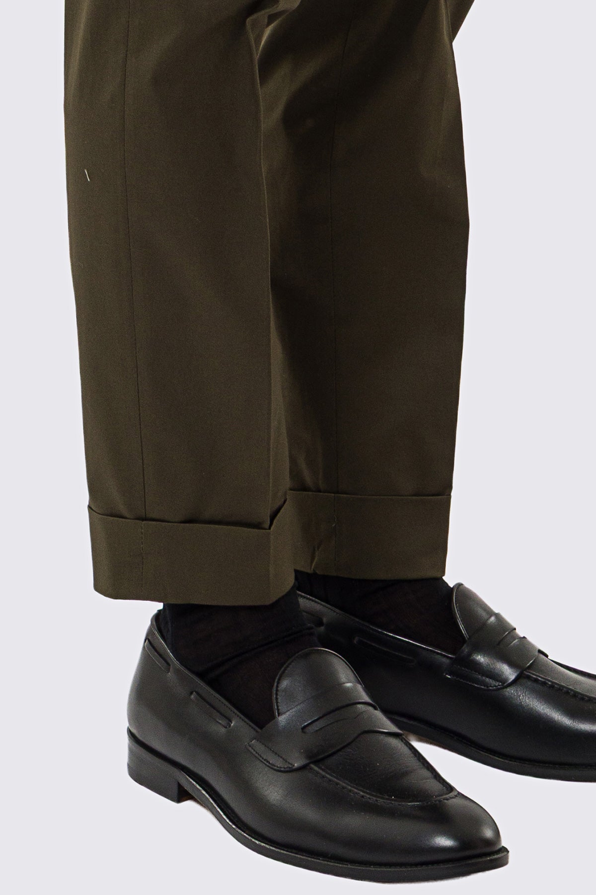 Pantalone uomo verde militare vita alta con fibbie laterali tasca america in cotone leggermente elastico risvolto 5cm made in italy