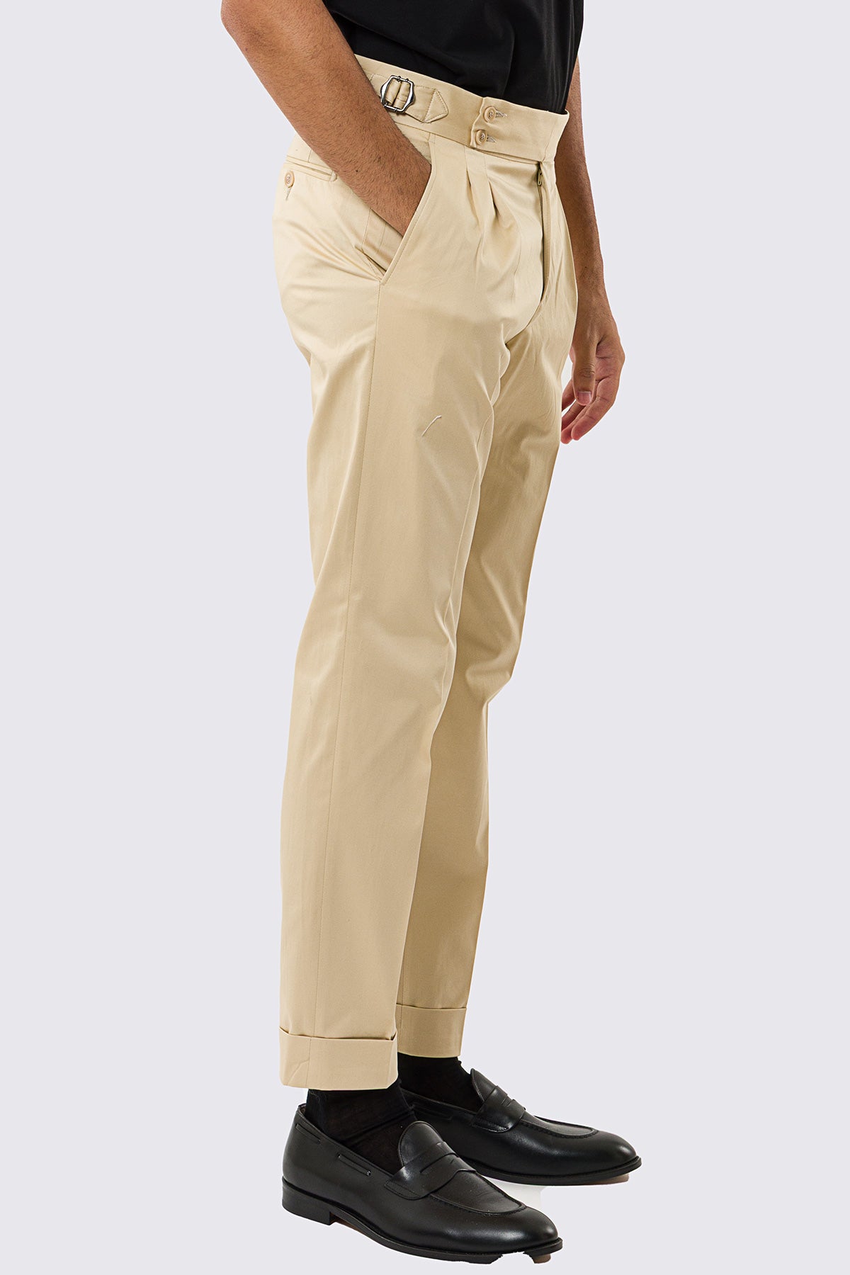 Pantalone uomo beige vita alta con fibbie laterali tasca america in cotone leggermente elastico risvolto 5cm made in italy