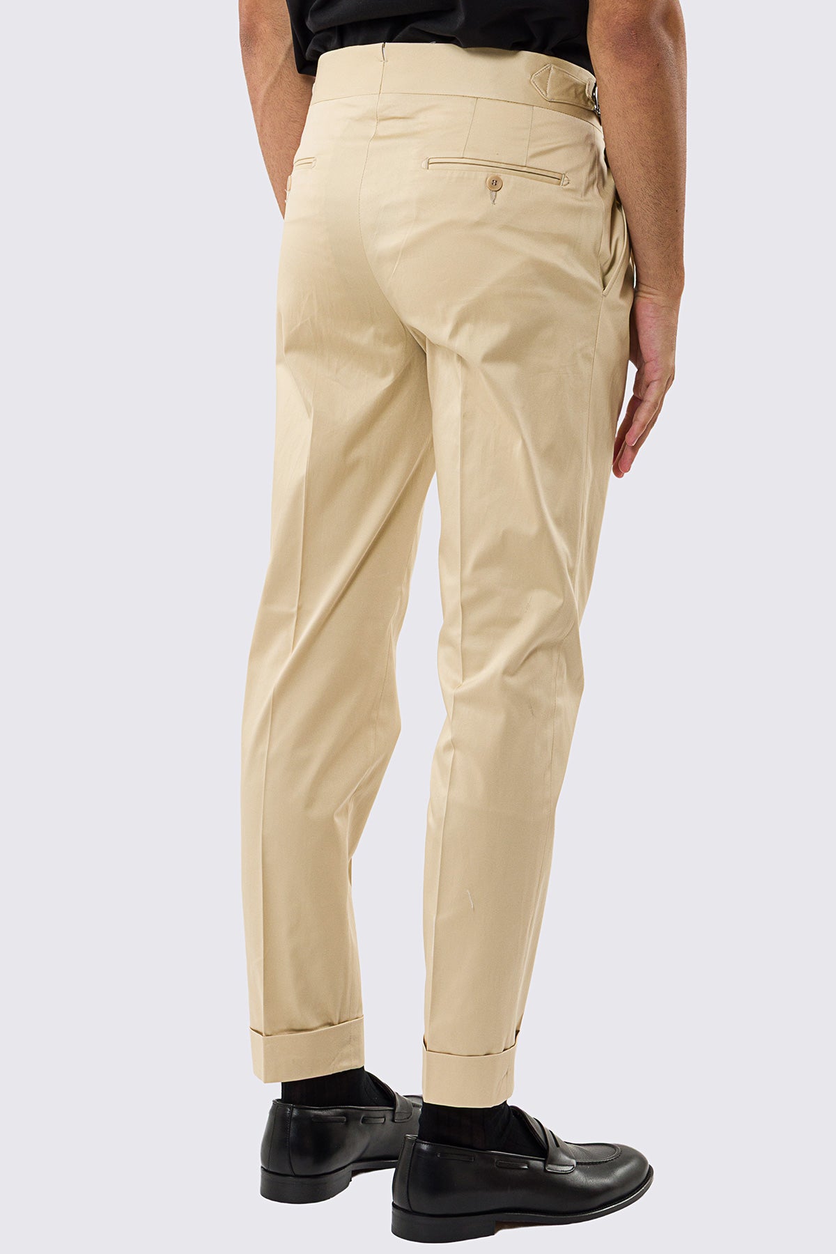 Pantalone uomo beige vita alta con fibbie laterali tasca america in cotone leggermente elastico risvolto 5cm made in italy