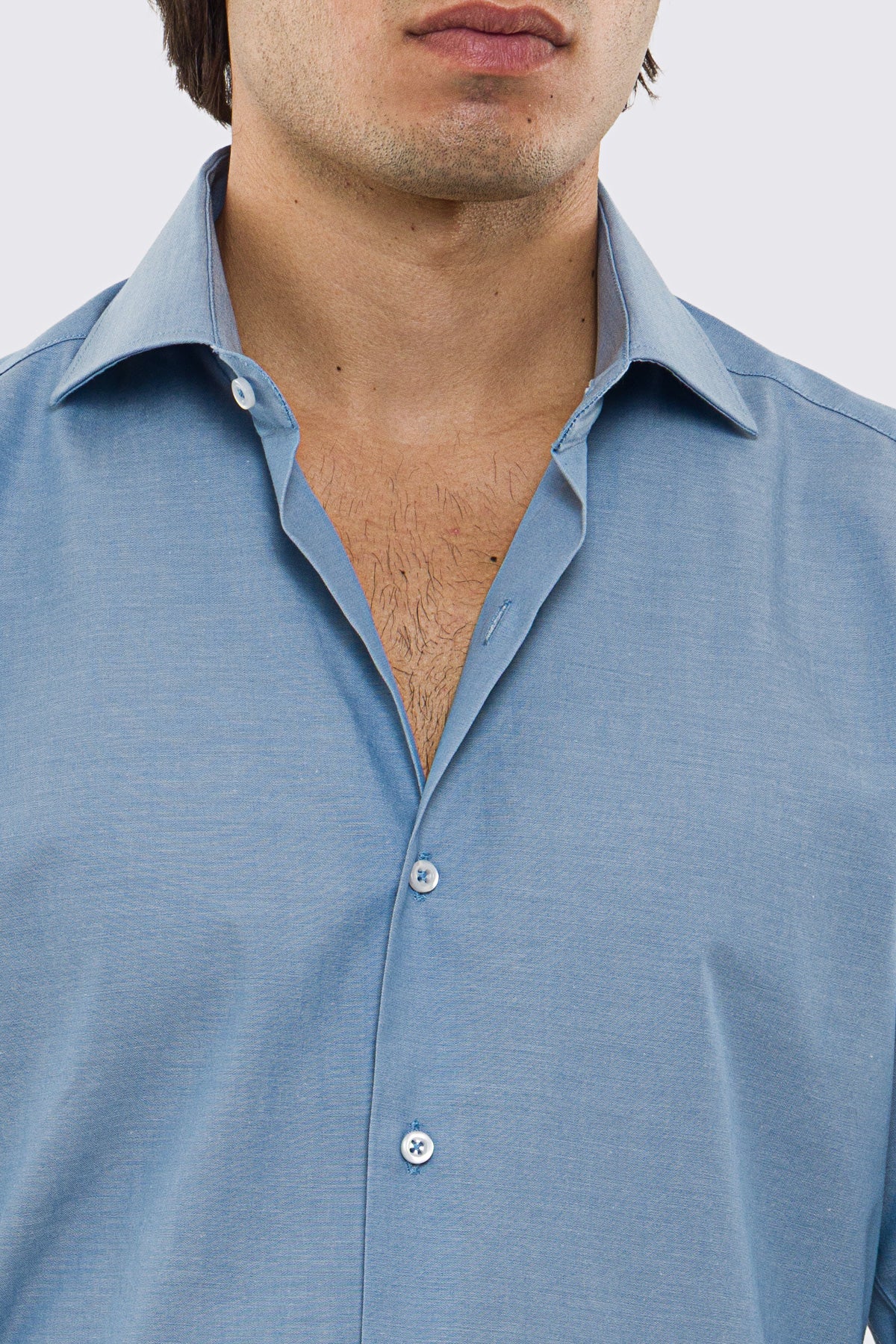 Camicia Uomo denim chiaro slim fit 100% cotone Collo semi francese polso smussato bottoni bianchi effetto madreperla