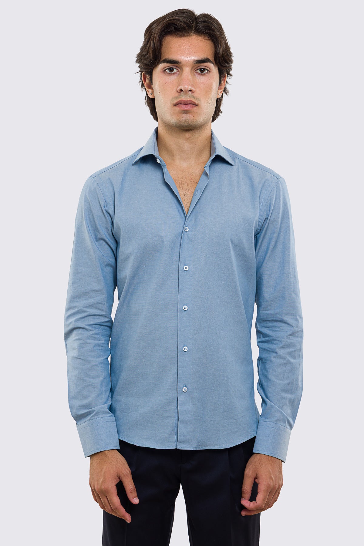 Camicia Uomo denim chiaro slim fit 100% cotone Collo semi francese polso smussato bottoni bianchi effetto madreperla