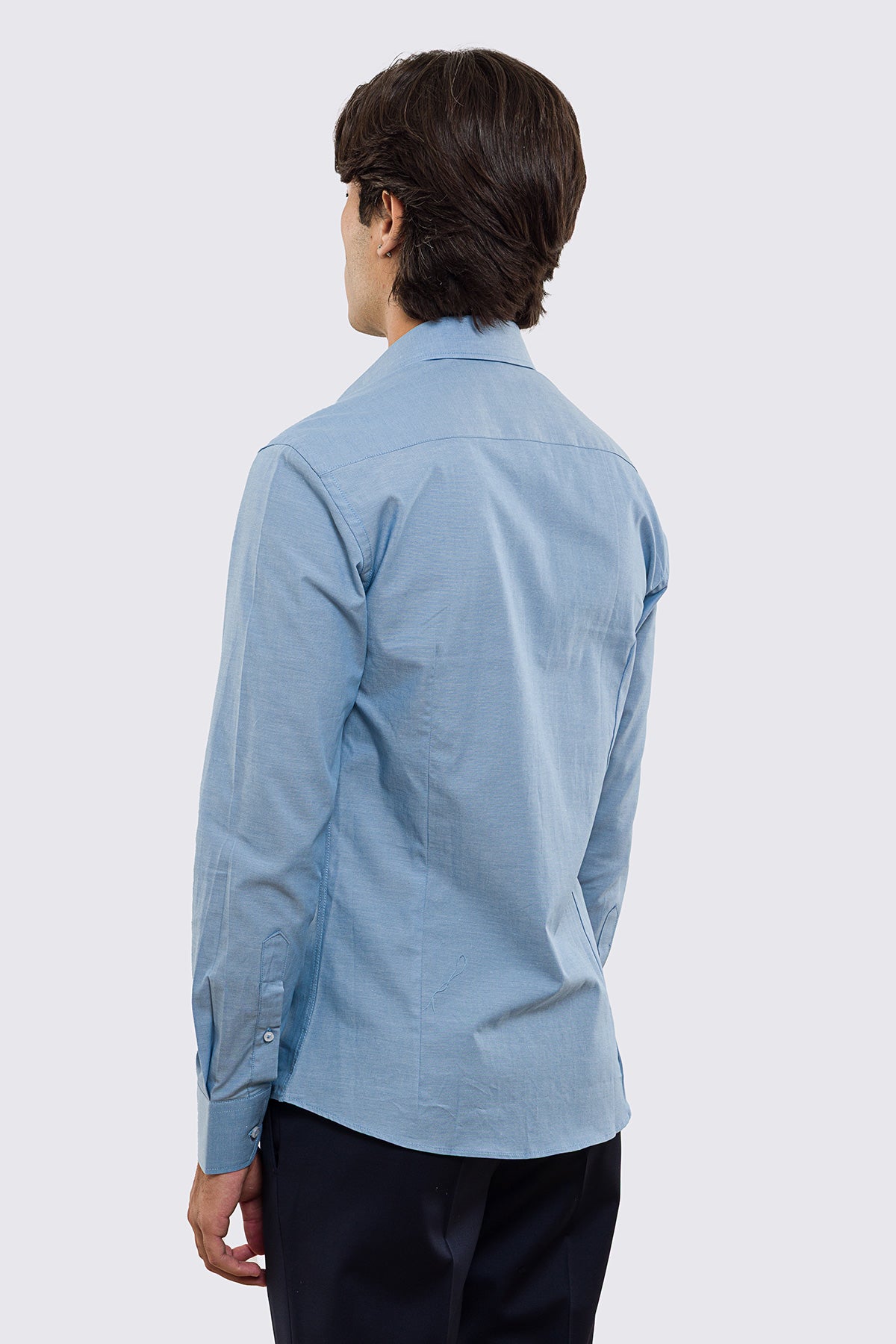 Camicia Uomo denim chiaro slim fit 100% cotone Collo semi francese polso smussato bottoni bianchi effetto madreperla