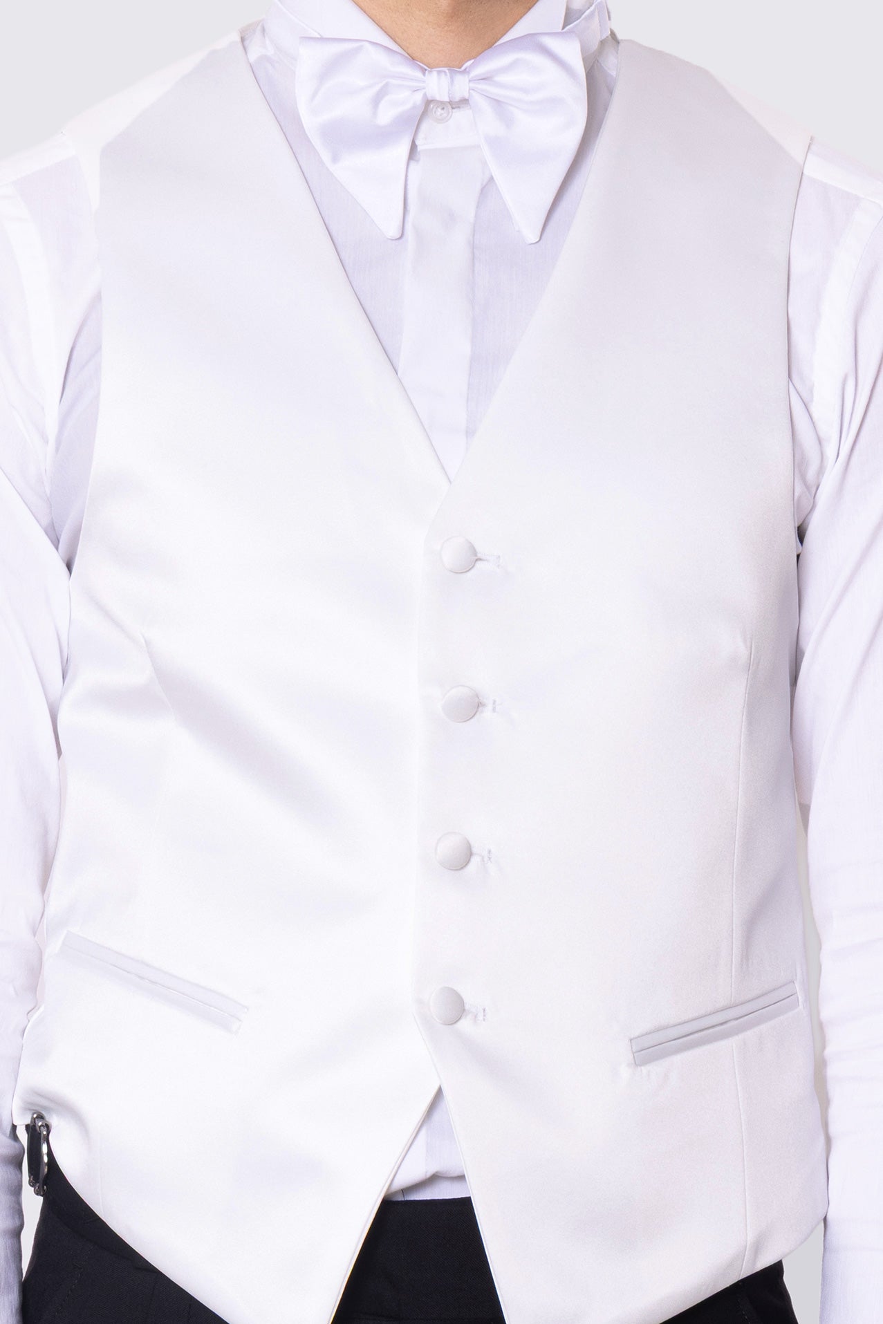 Gilet monopetto bianco in raso da uomo regular fit con tasche a filo e gancio di regolazione sul retro