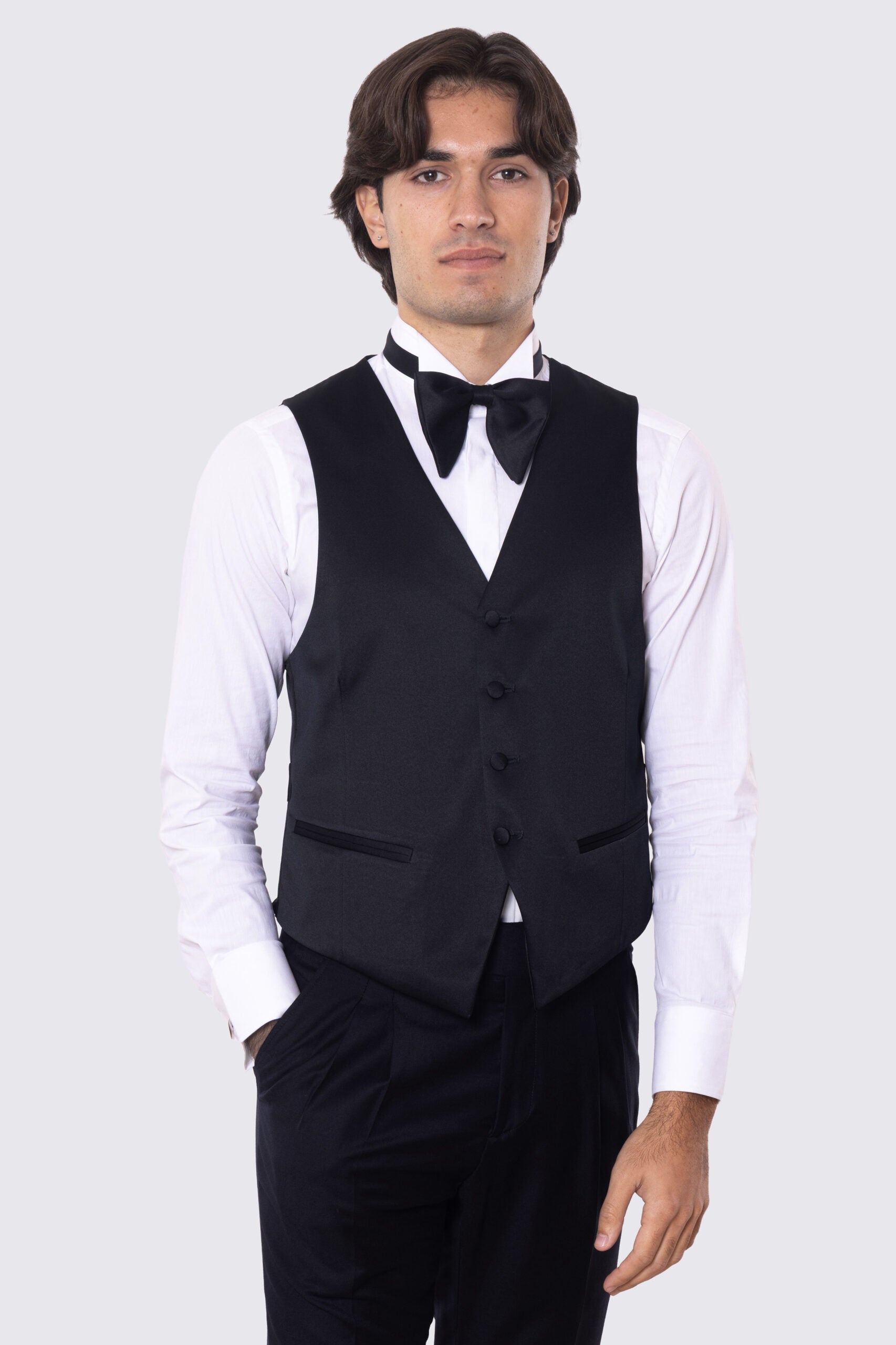 Gilet monopetto nero in raso da uomo regular fit con tasche a filo e gancio di regolazione sul retro