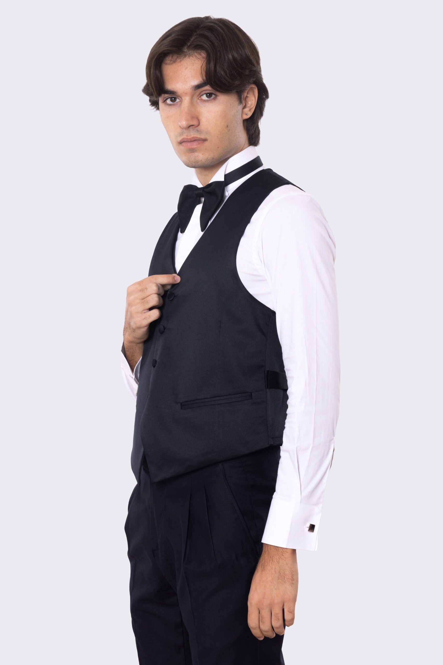 Gilet monopetto nero in raso da uomo regular fit con tasche a filo e gancio di regolazione sul retro
