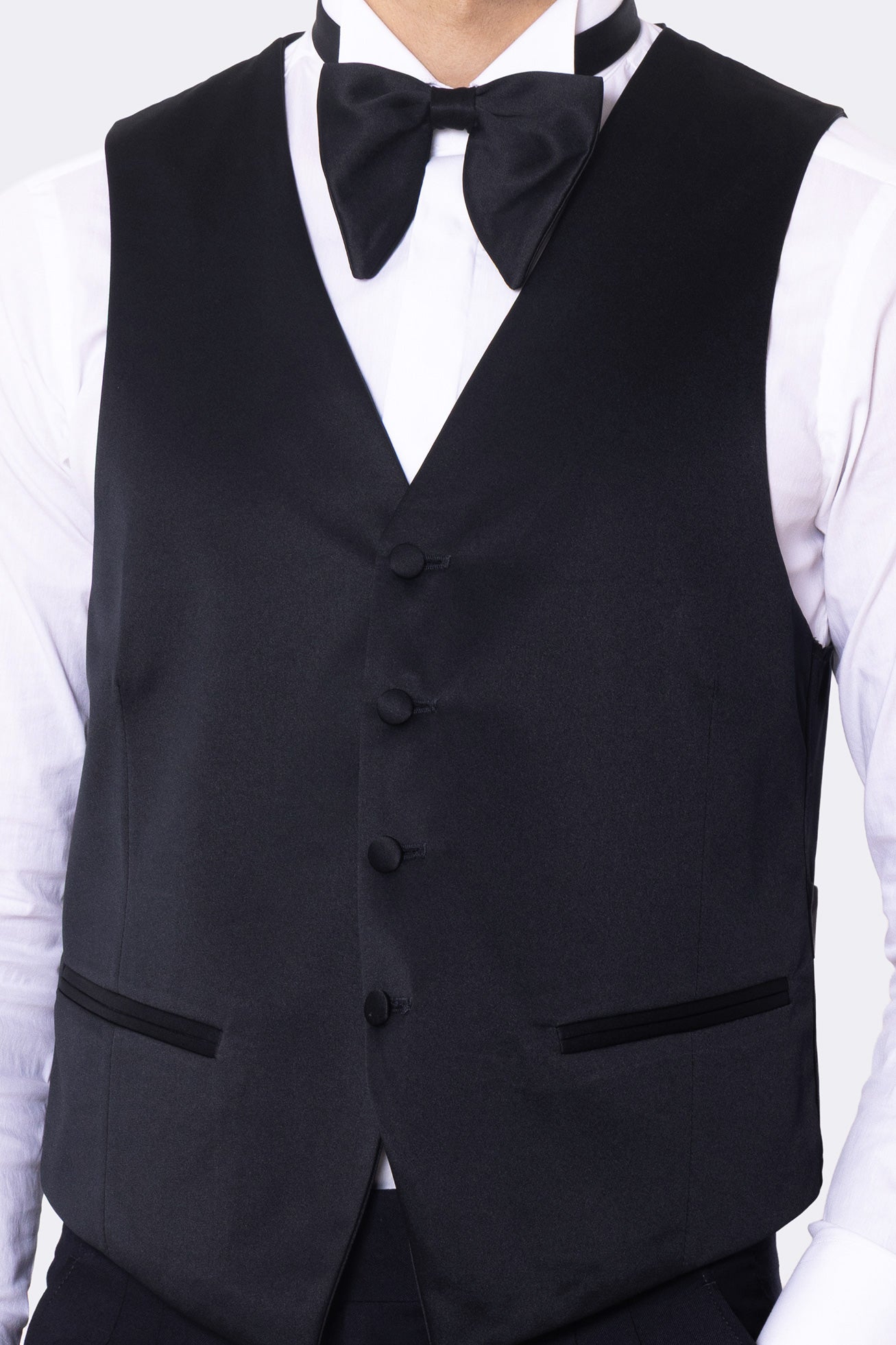 Gilet monopetto nero in raso da uomo regular fit con tasche a filo e gancio di regolazione sul retro