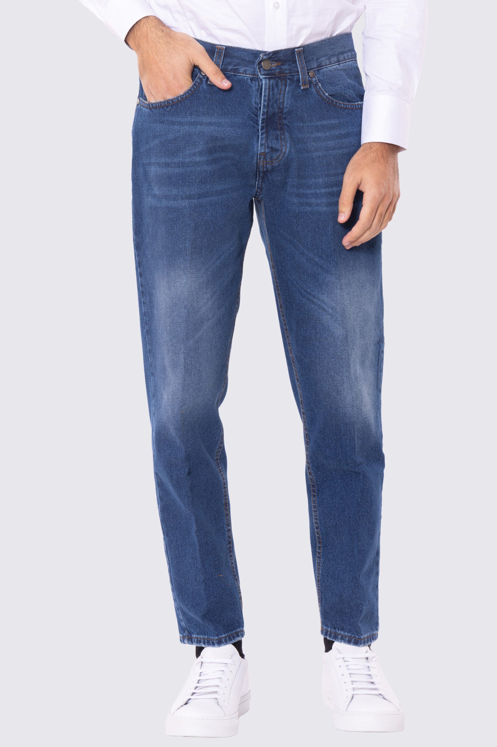 Jeans da uomo lavaggio medio 5 tasche con lievi sabbiature vestibilità regular