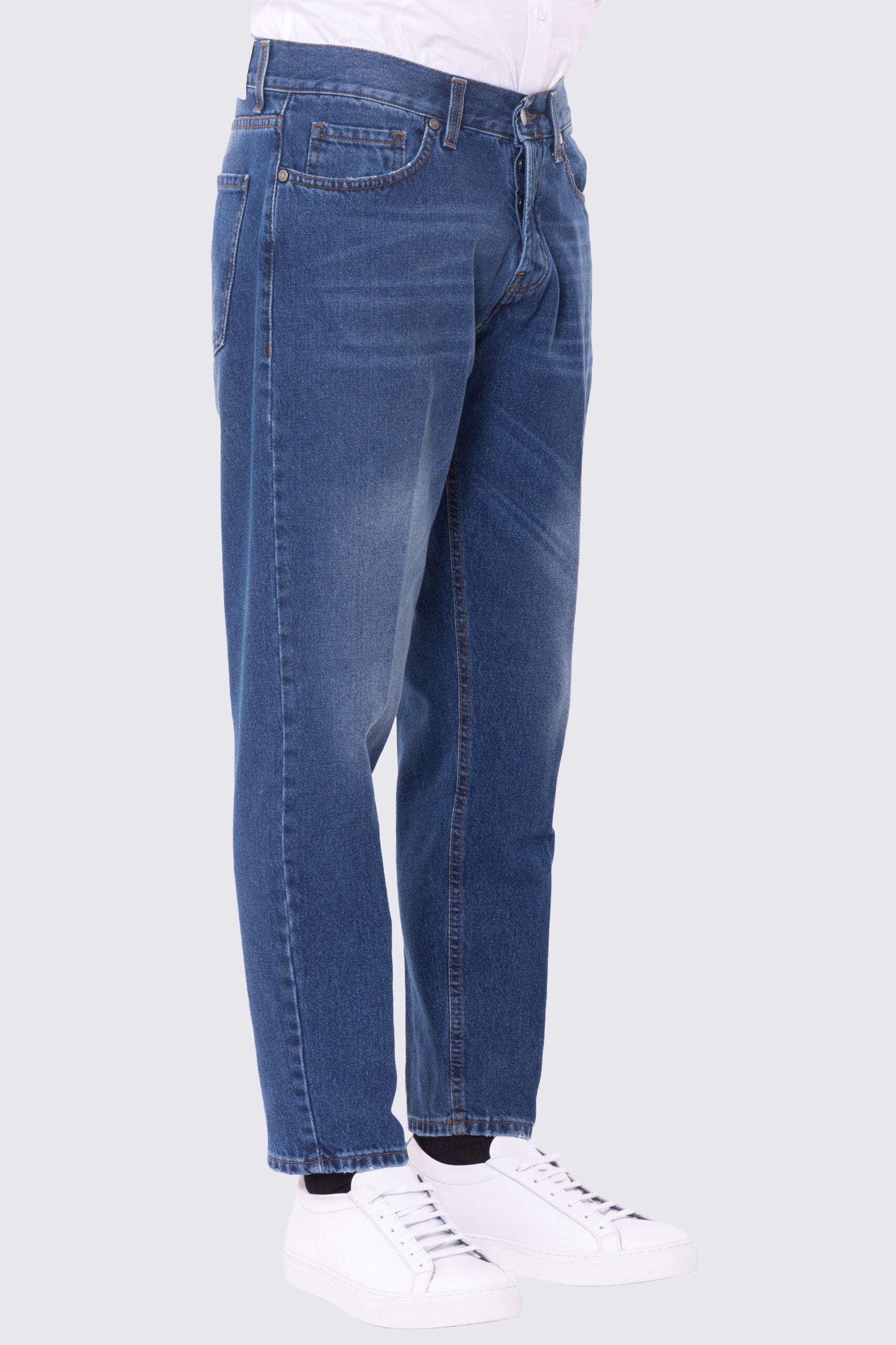 Jeans da uomo lavaggio medio 5 tasche con lievi sabbiature vestibilità regular