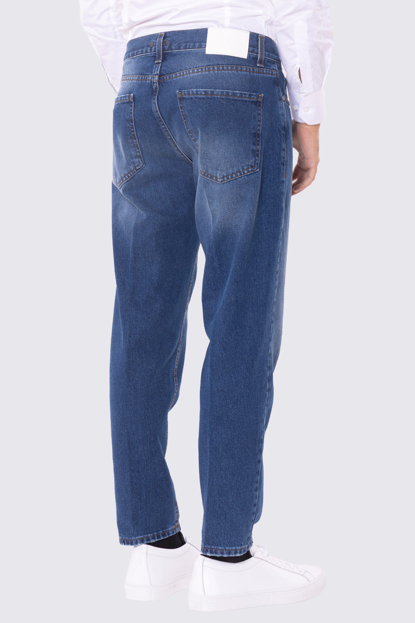 Jeans da uomo lavaggio medio 5 tasche con lievi sabbiature vestibilità regular