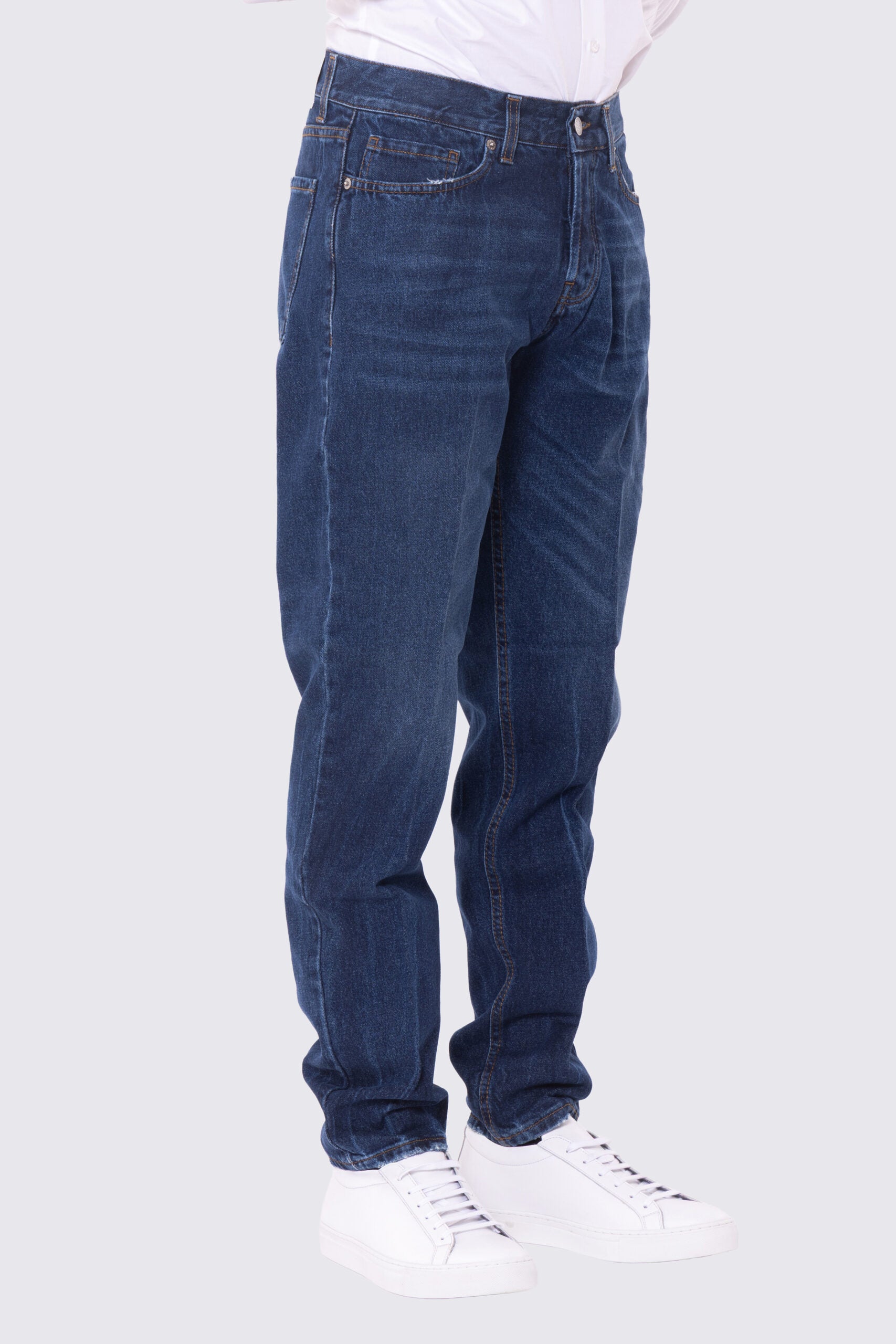 Jeans da uomo lavaggio medio 5 tasche con lievi sabbiature vestibilità regular