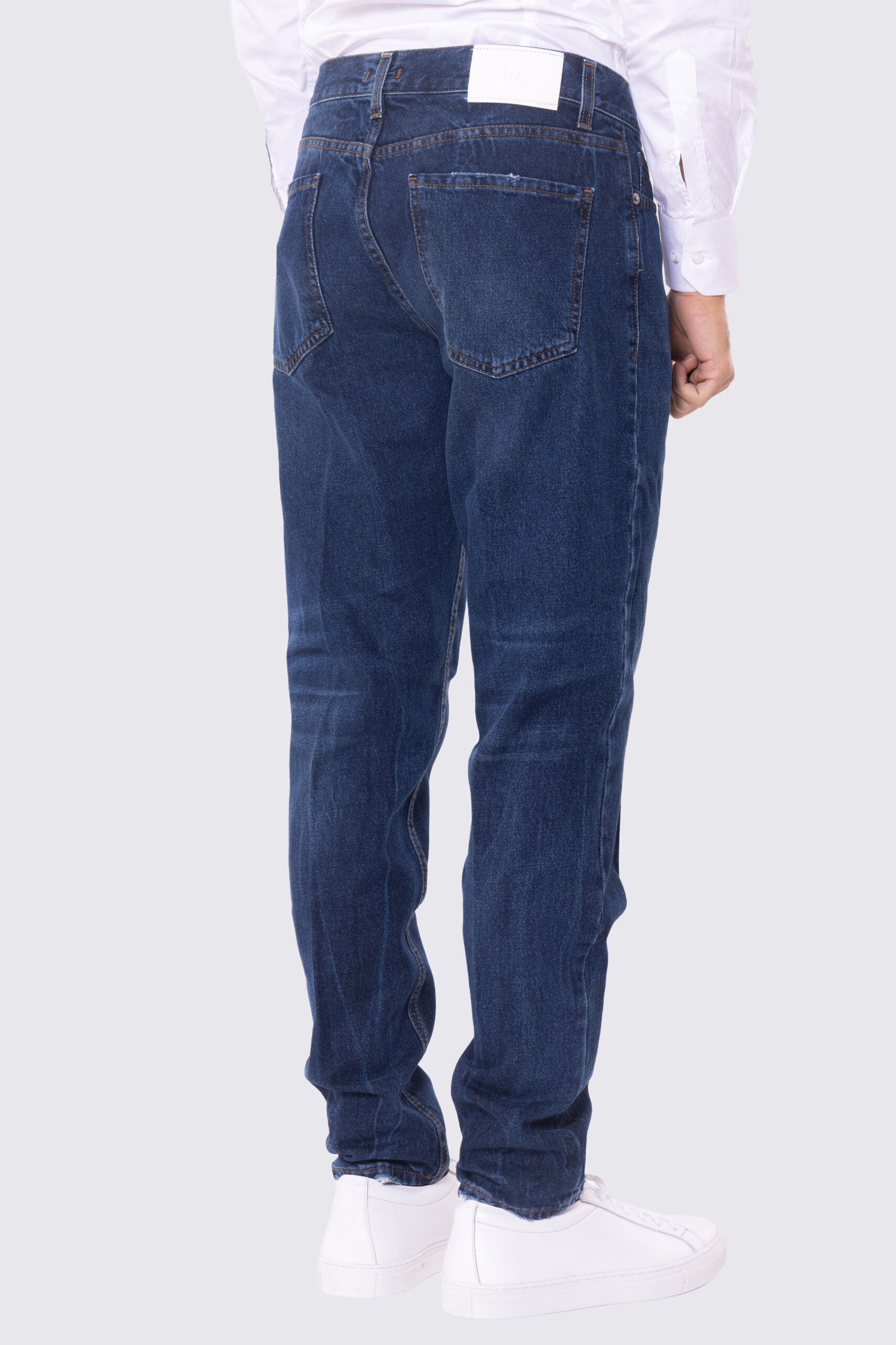 Jeans da uomo lavaggio medio 5 tasche con lievi sabbiature vestibilità regular