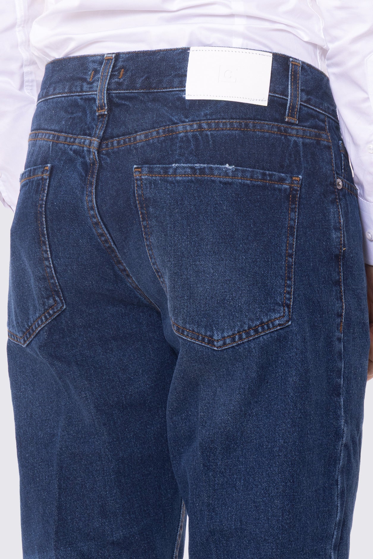 Jeans da uomo lavaggio medio 5 tasche con lievi sabbiature vestibilità regular