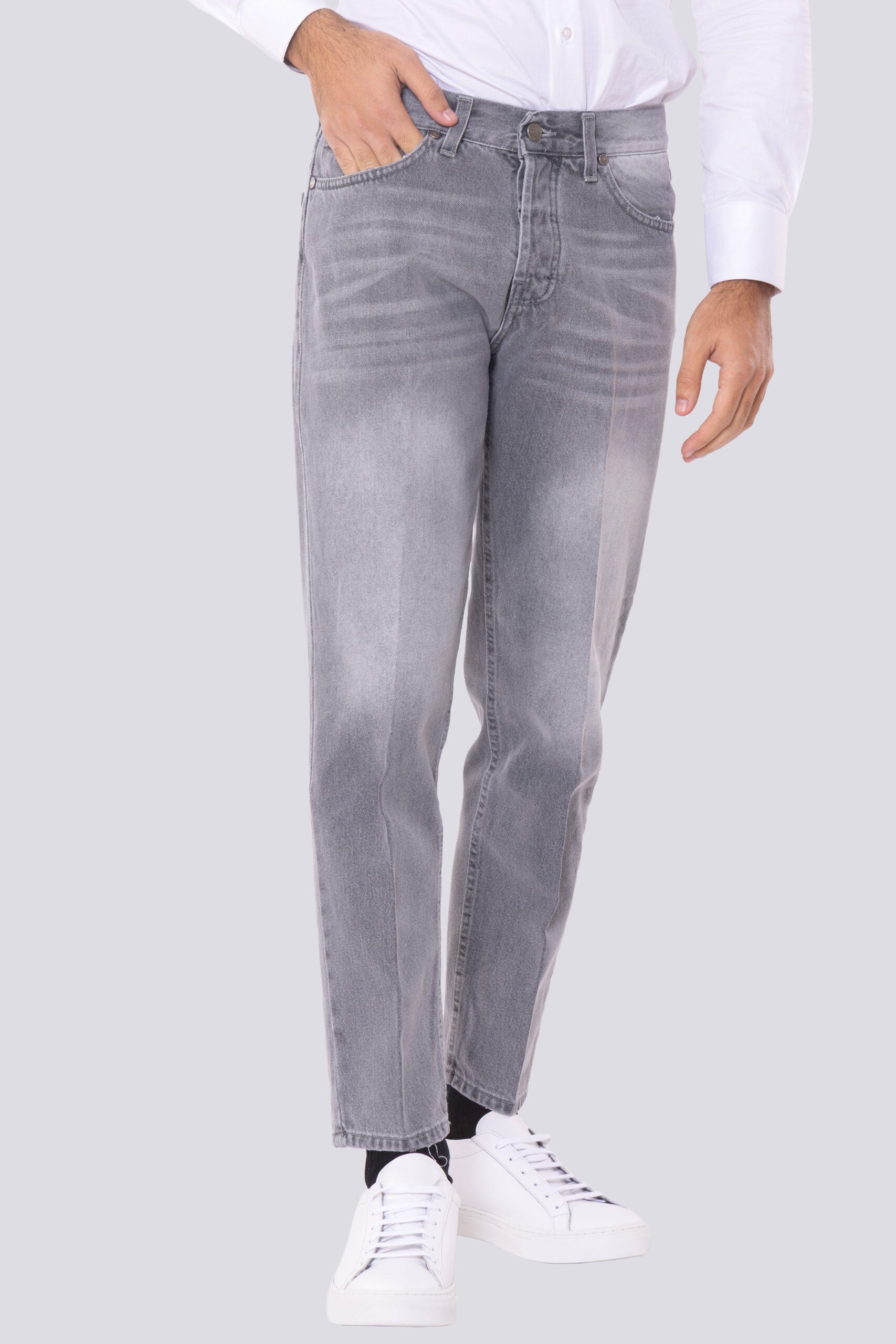 Jeans da uomo grigio modello 5 tasche con lievi sabbiature vestibilità regular 100% cotone