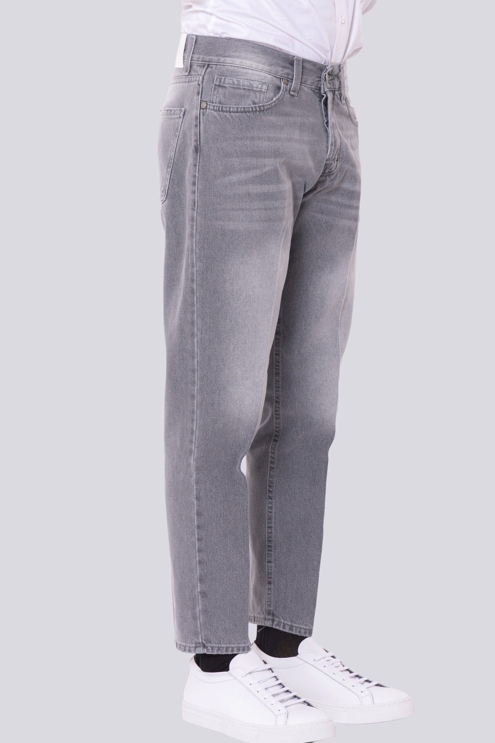 Jeans da uomo grigio modello 5 tasche con lievi sabbiature vestibilità regular 100% cotone