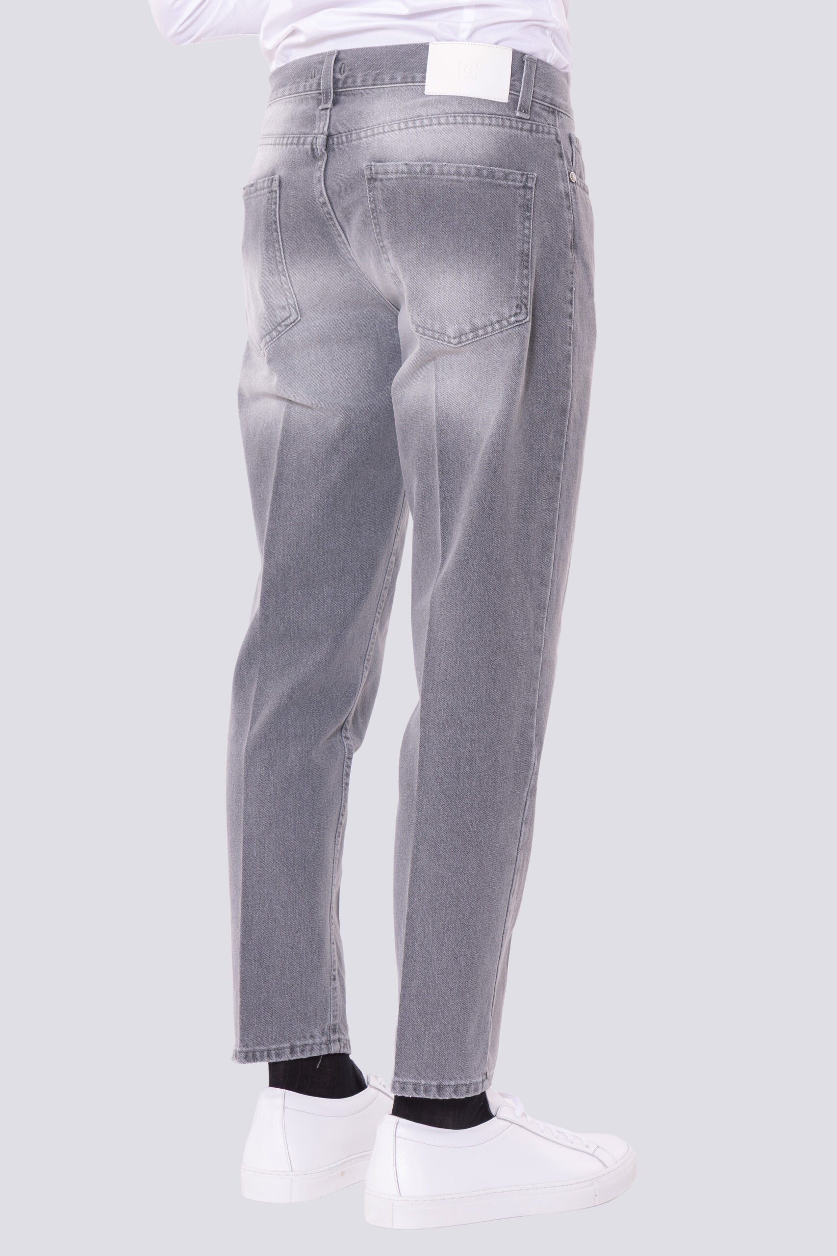 Jeans da uomo grigio modello 5 tasche con lievi sabbiature vestibilità regular 100% cotone