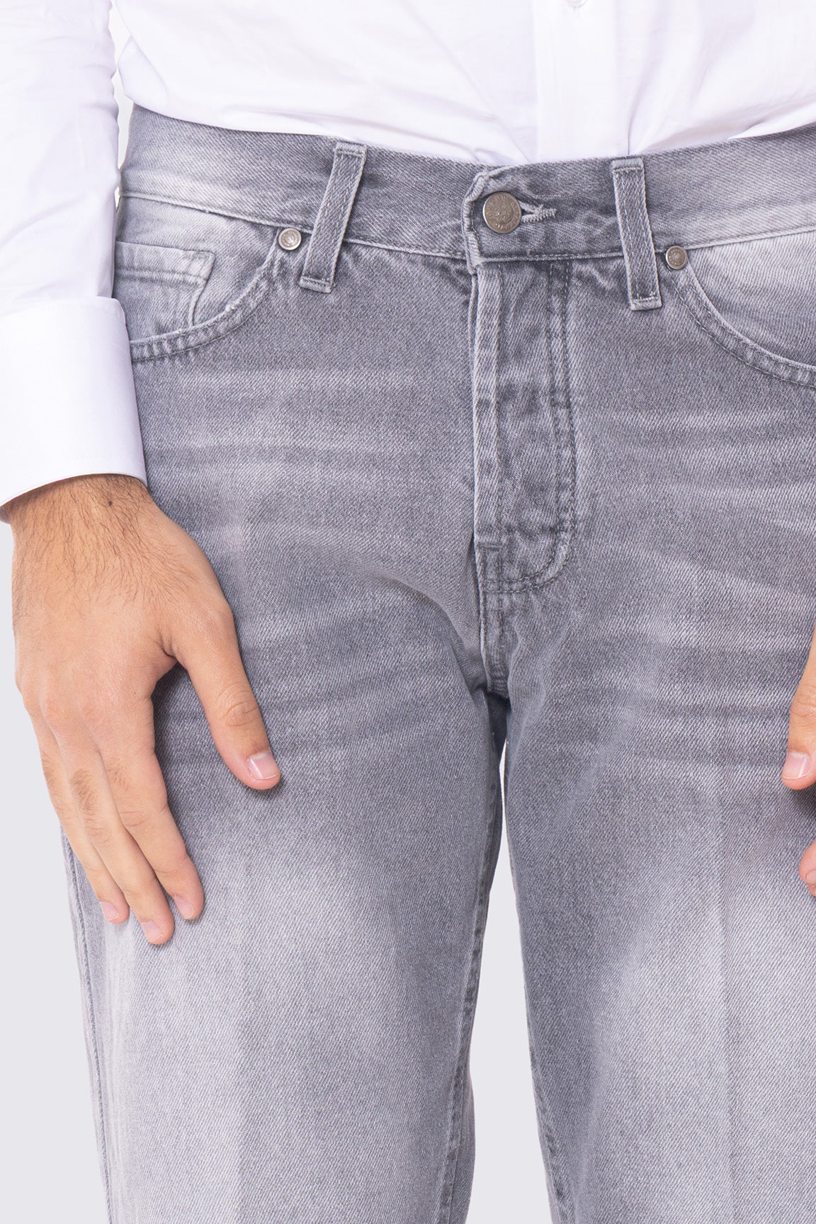 Jeans da uomo grigio modello 5 tasche con lievi sabbiature vestibilità regular 100% cotone