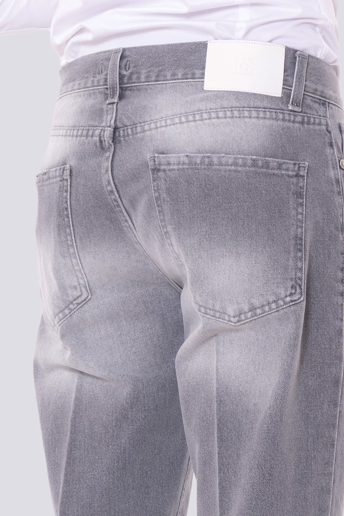 Jeans da uomo grigio modello 5 tasche con lievi sabbiature vestibilità regular 100% cotone