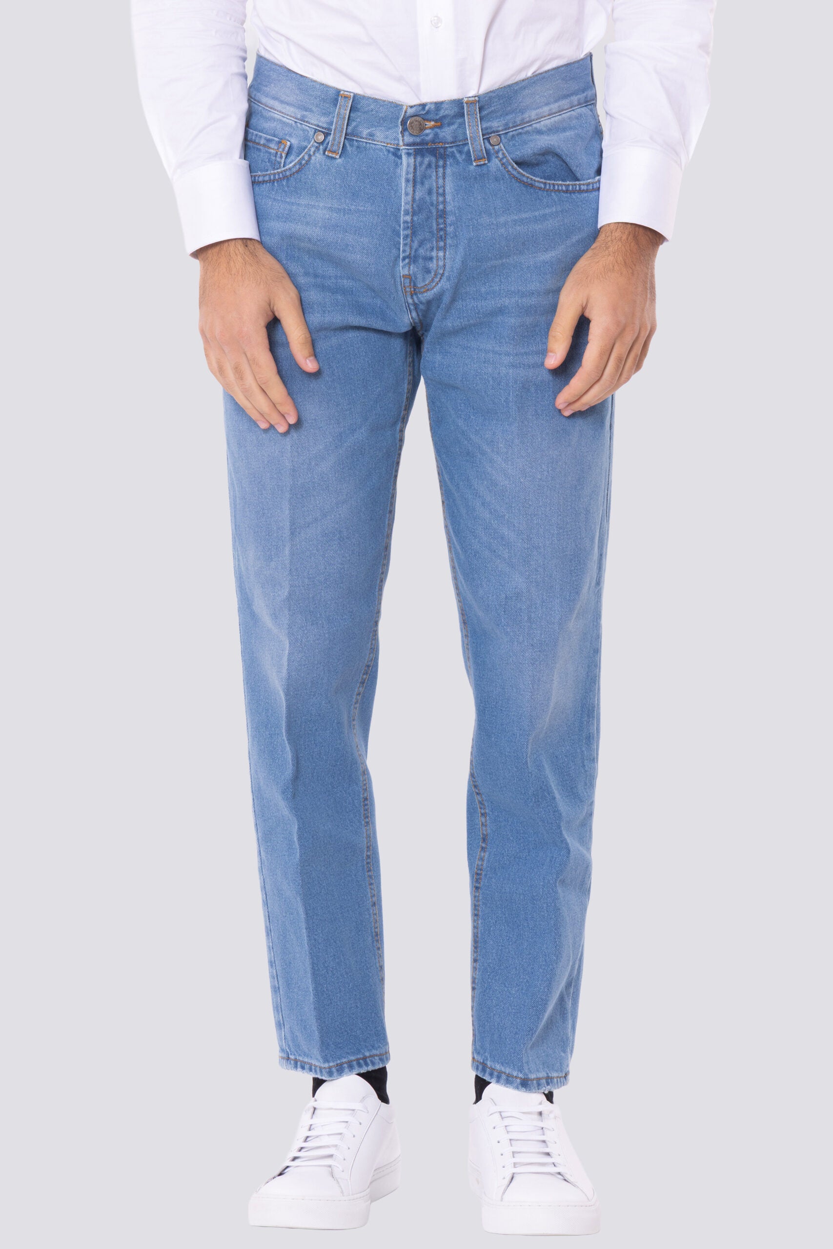 Jeans chiaro da uomo modello 5 tasche con lievi sabbiature vestibilità regular