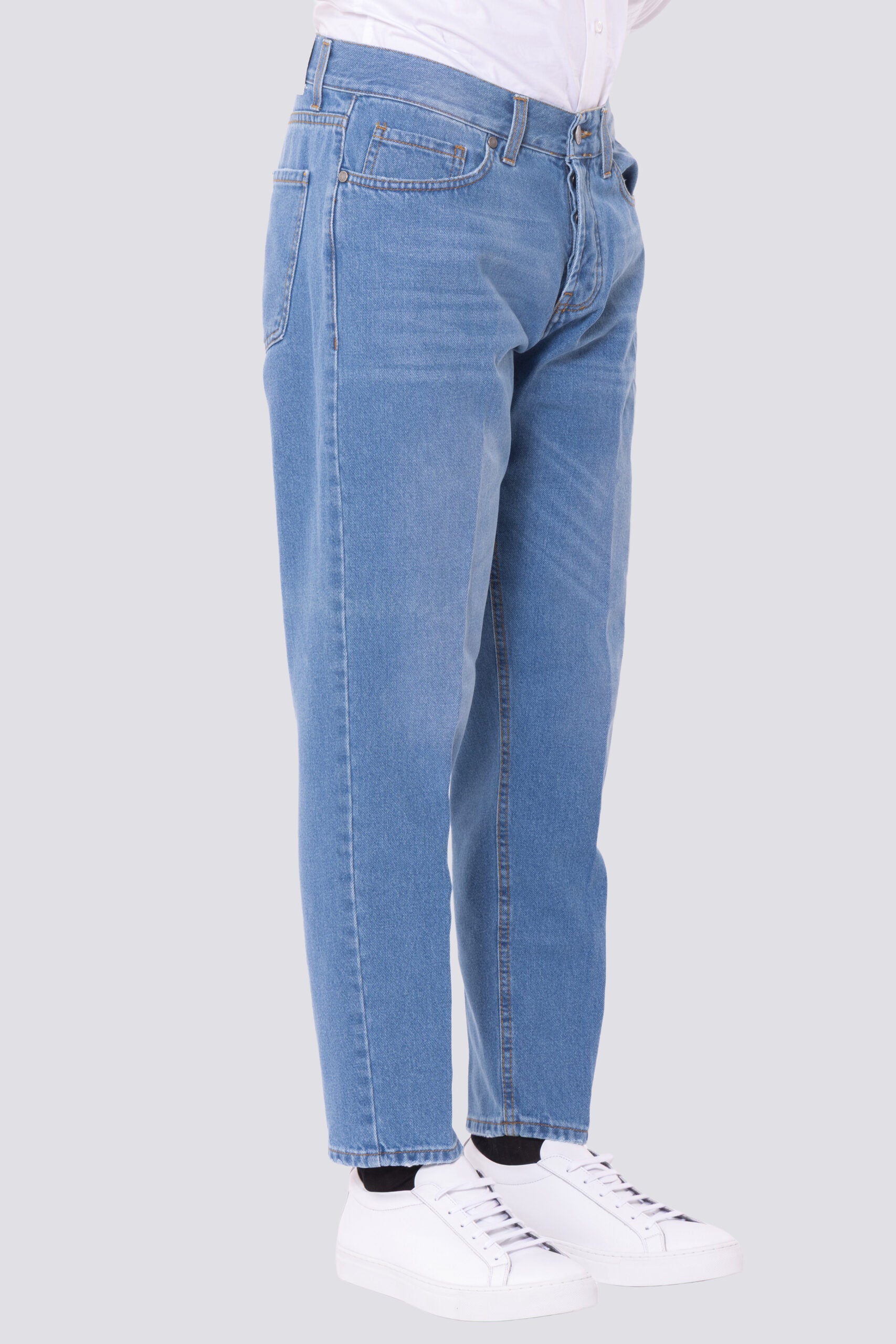Jeans chiaro da uomo modello 5 tasche con lievi sabbiature vestibilità regular