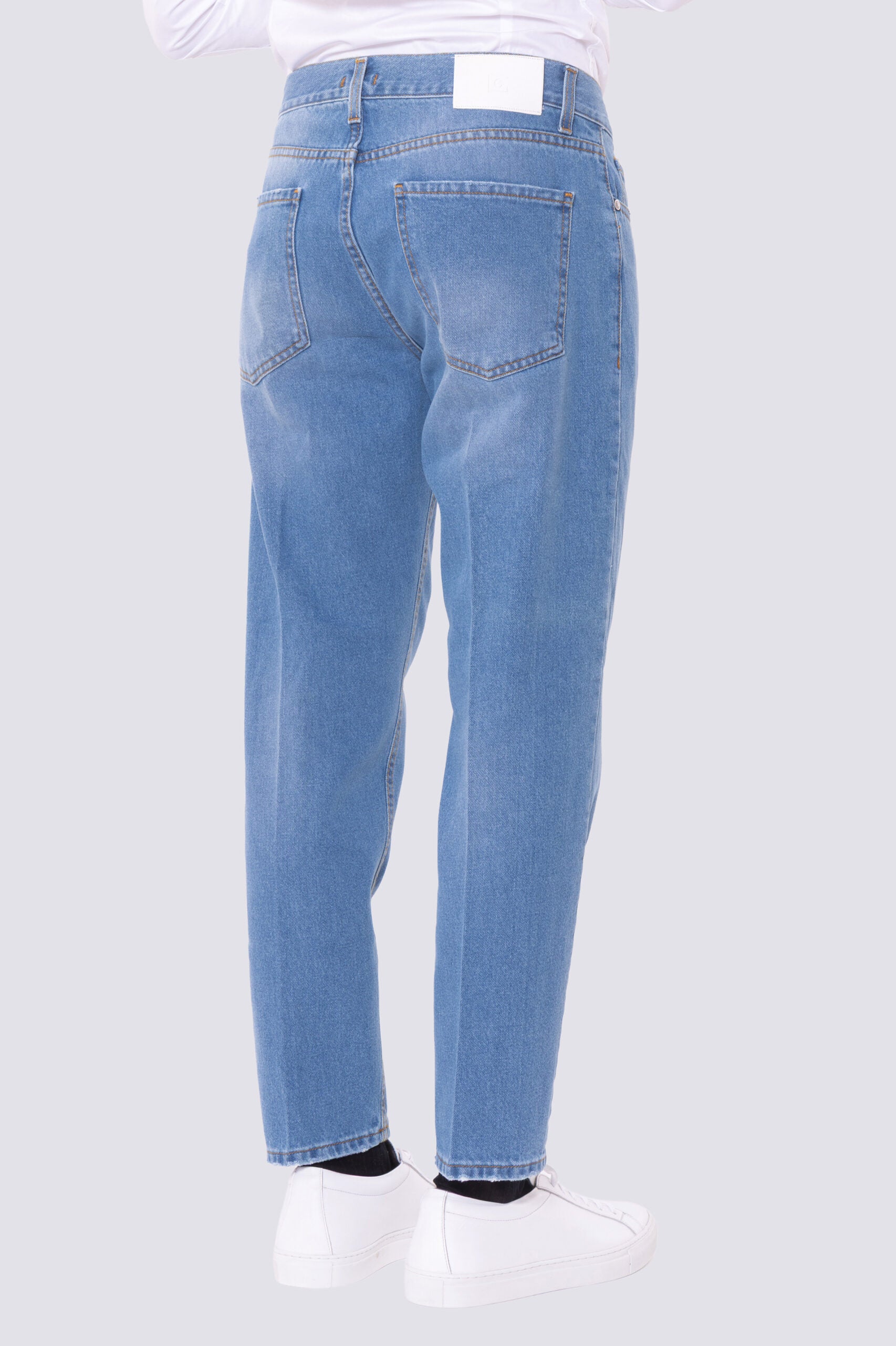 Jeans chiaro da uomo modello 5 tasche con lievi sabbiature vestibilità regular