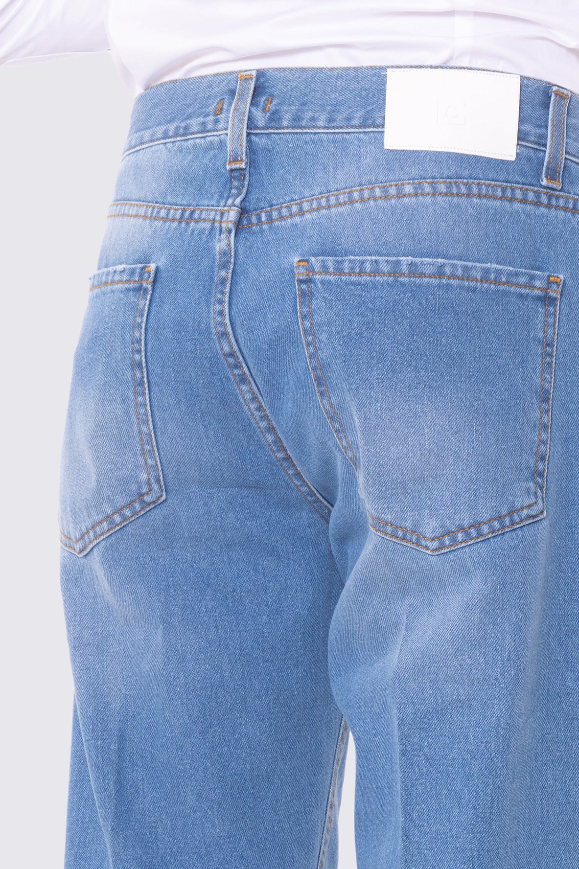Jeans chiaro da uomo modello 5 tasche con lievi sabbiature vestibilità regular