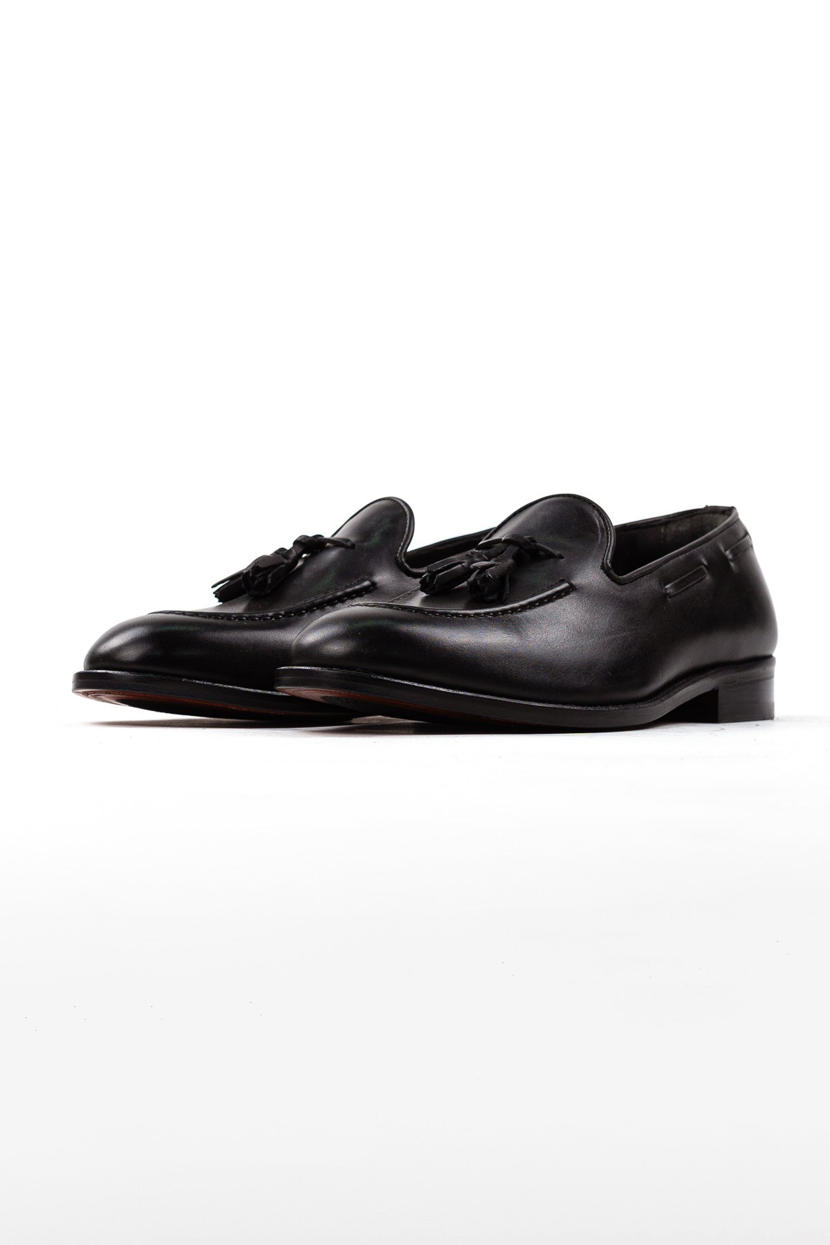 Mocassini uomo Marrone scuro in vera pelle con nappine e suola in cuoio made in italy.