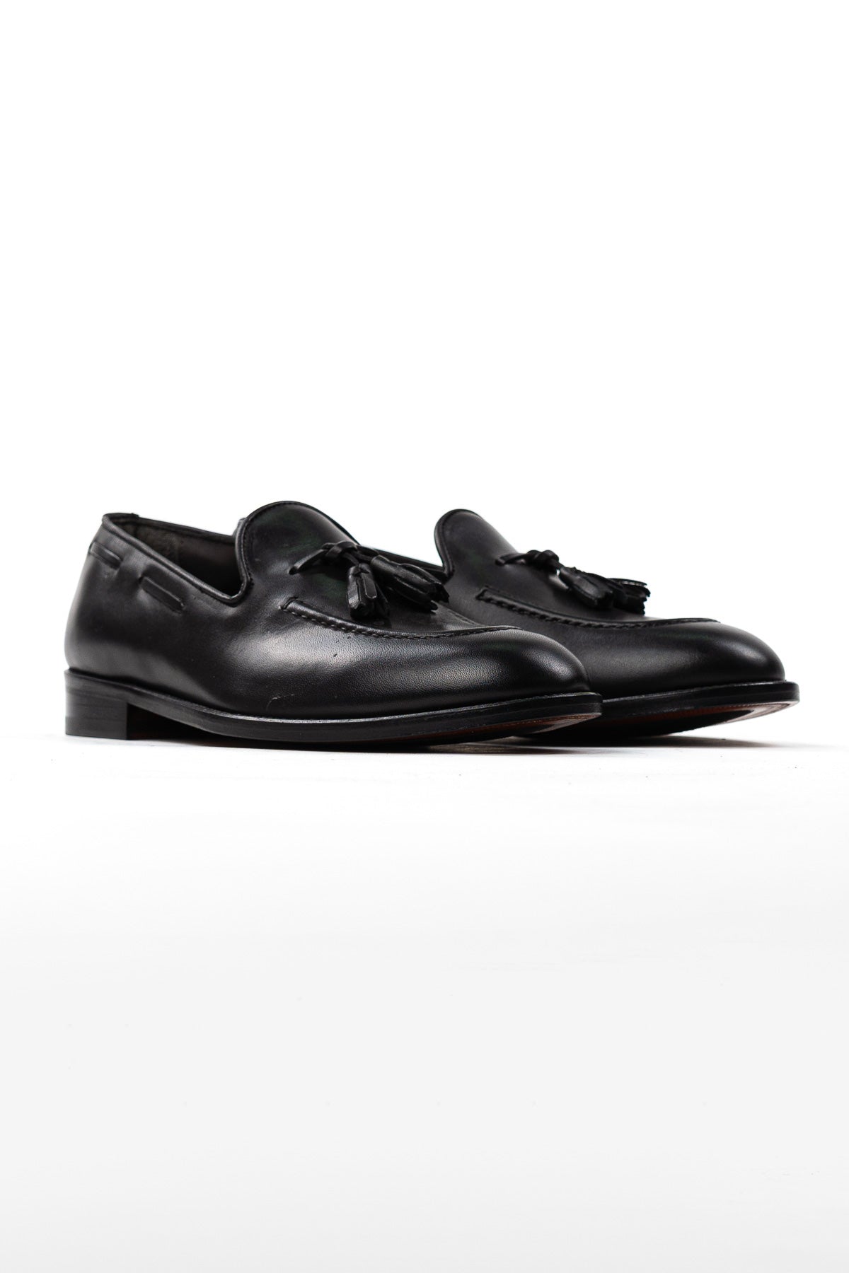 Mocassini uomo Marrone scuro in vera pelle con nappine e suola in cuoio made in italy.