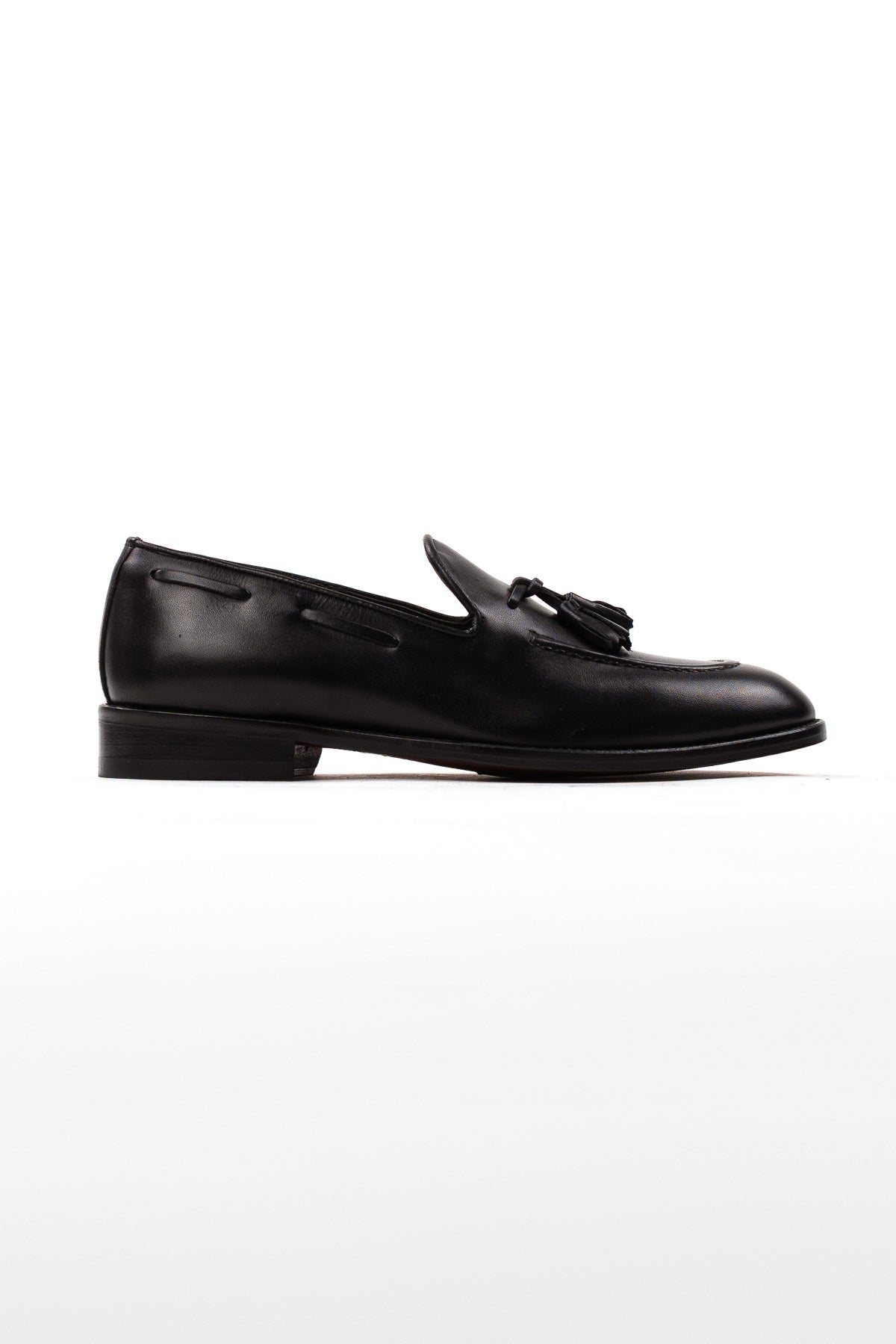 Mocassini uomo Marrone scuro in vera pelle con nappine e suola in cuoio made in italy.