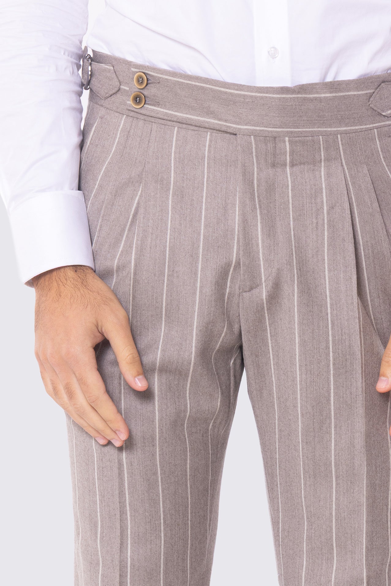 Pantalone Tortora gessato bianco vita alta con fibbie laterali regolabili e risvolto 5cm in lana flanella Bristol Tessuti Napoli