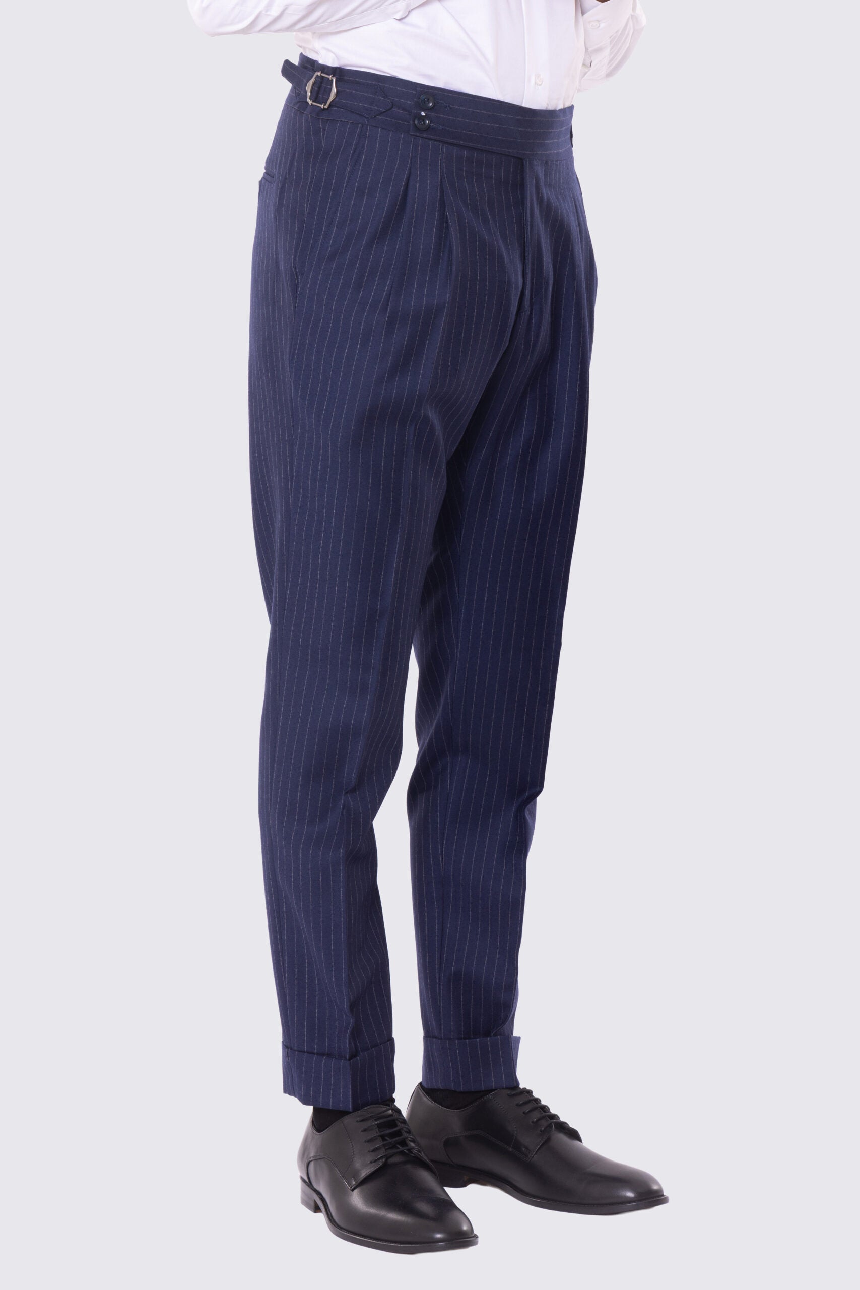 Pantalone blu riga bianca vita alta con fibbie laterali regolabili e risvolto 5cm in lana flanella Bristol Tessuti Napoli