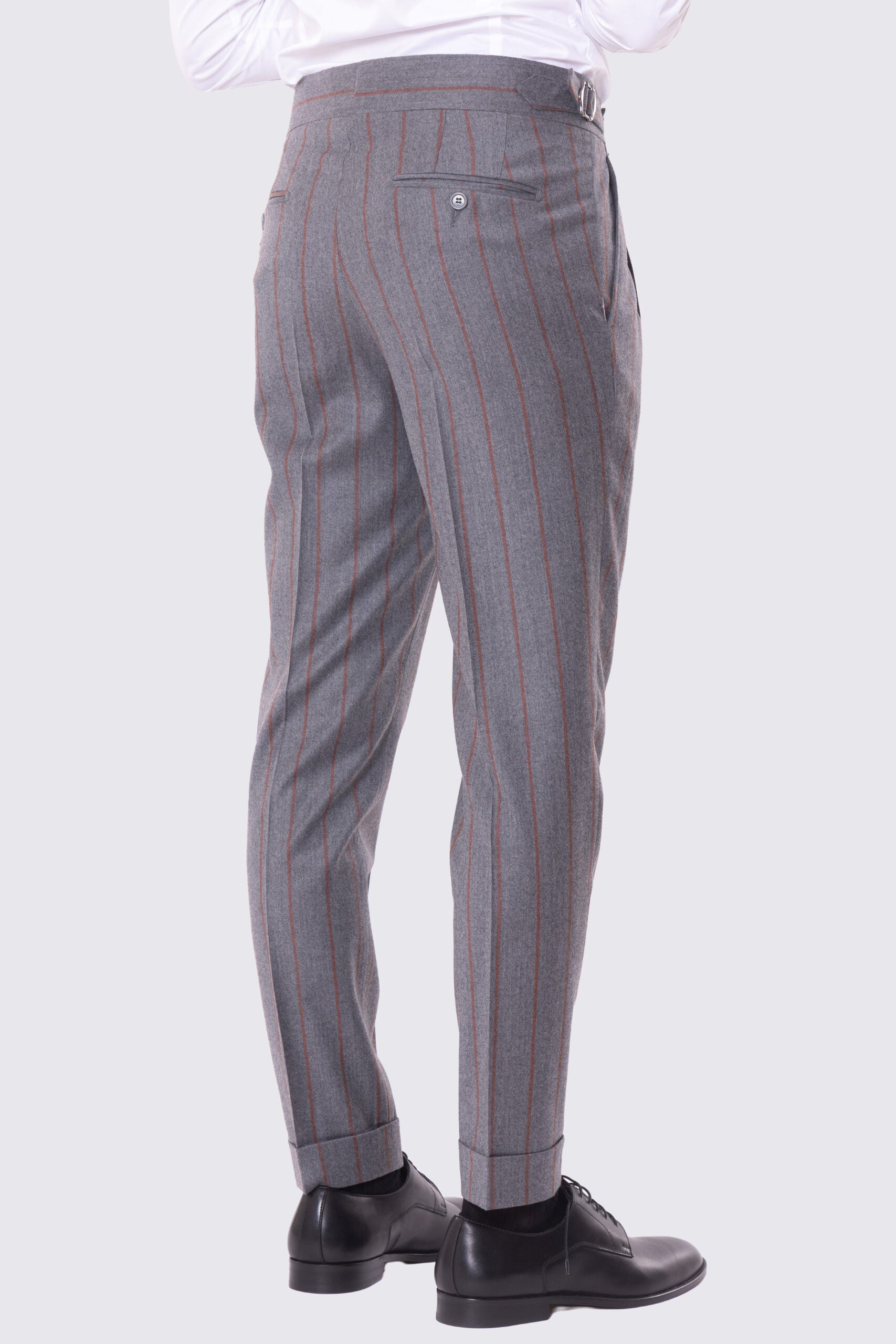 Pantalone grigio gessato coccio vita alta con fibbie laterali regolabili e risvolto 5cm in lana flanella Bristol Tessuti Napoli .