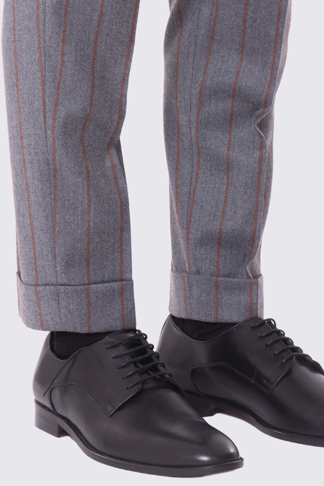 Pantalone grigio gessato coccio vita alta con fibbie laterali regolabili e risvolto 5cm in lana flanella Bristol Tessuti Napoli .