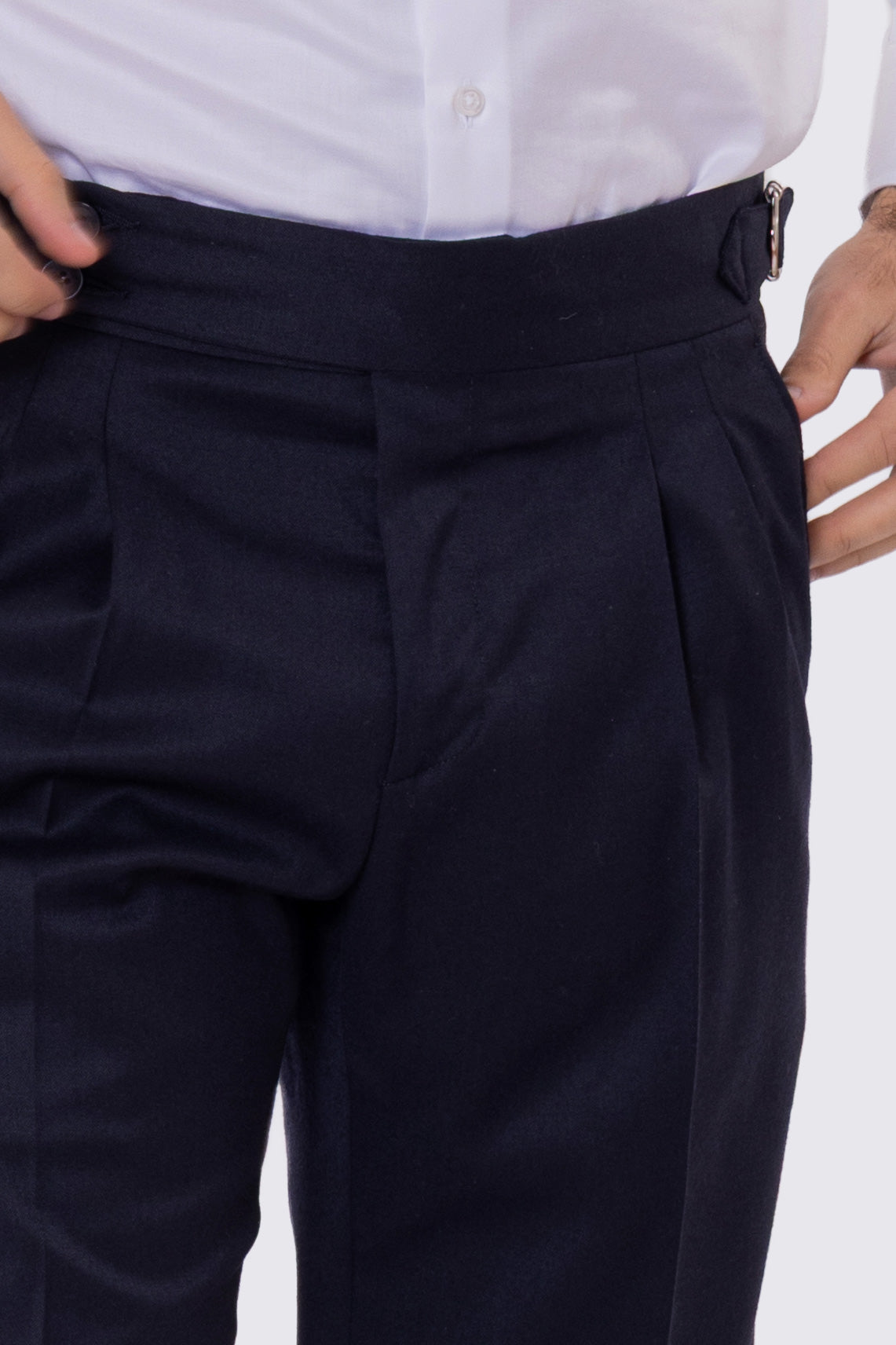 Pantalone blu notte vita alta con fibbie laterali regolabili e doppie pinces risvolto 5cm da uomo in 100% lana Flanella Carillo Drapers