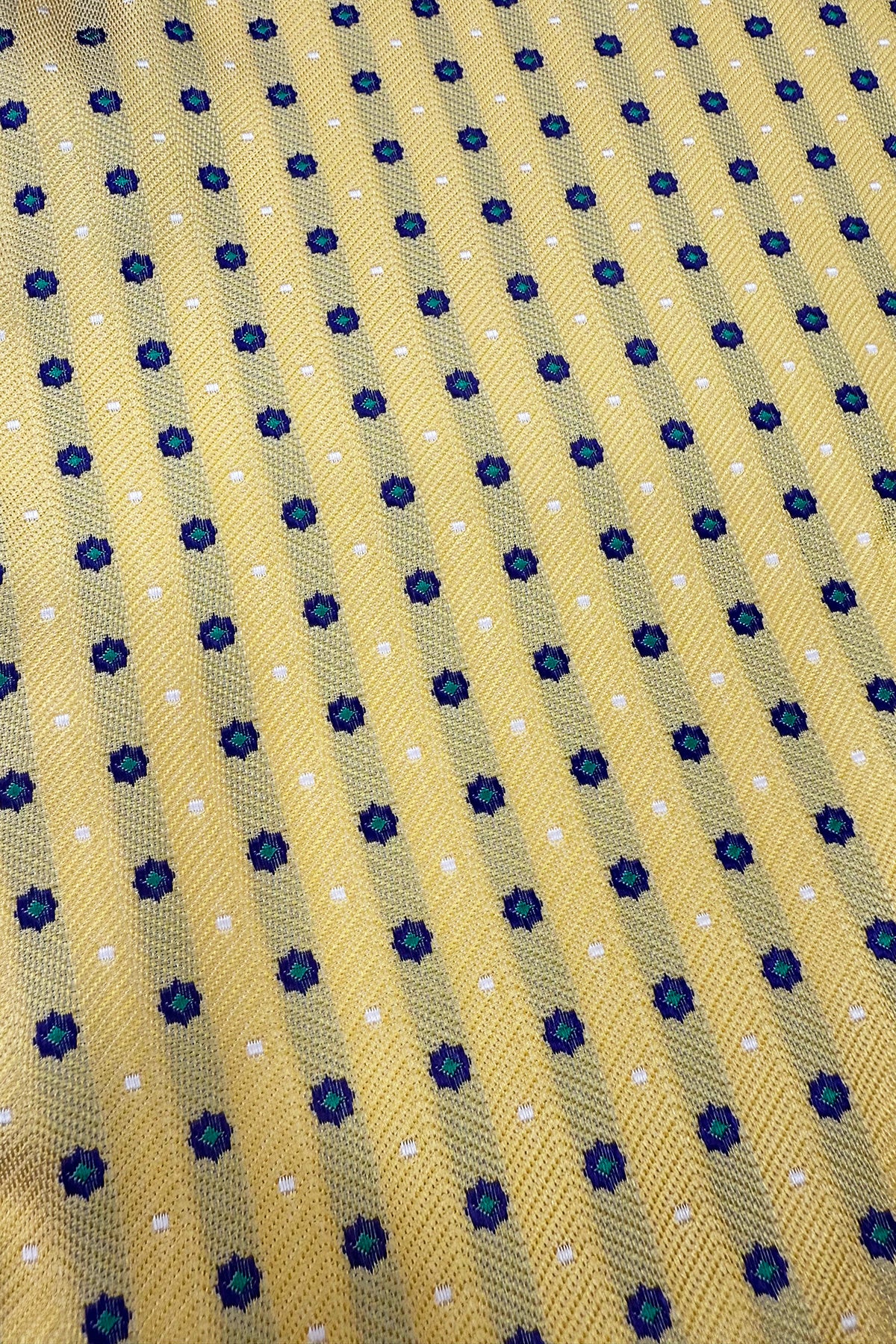Pochette uomo gialla fantasia con bordino per giacca.