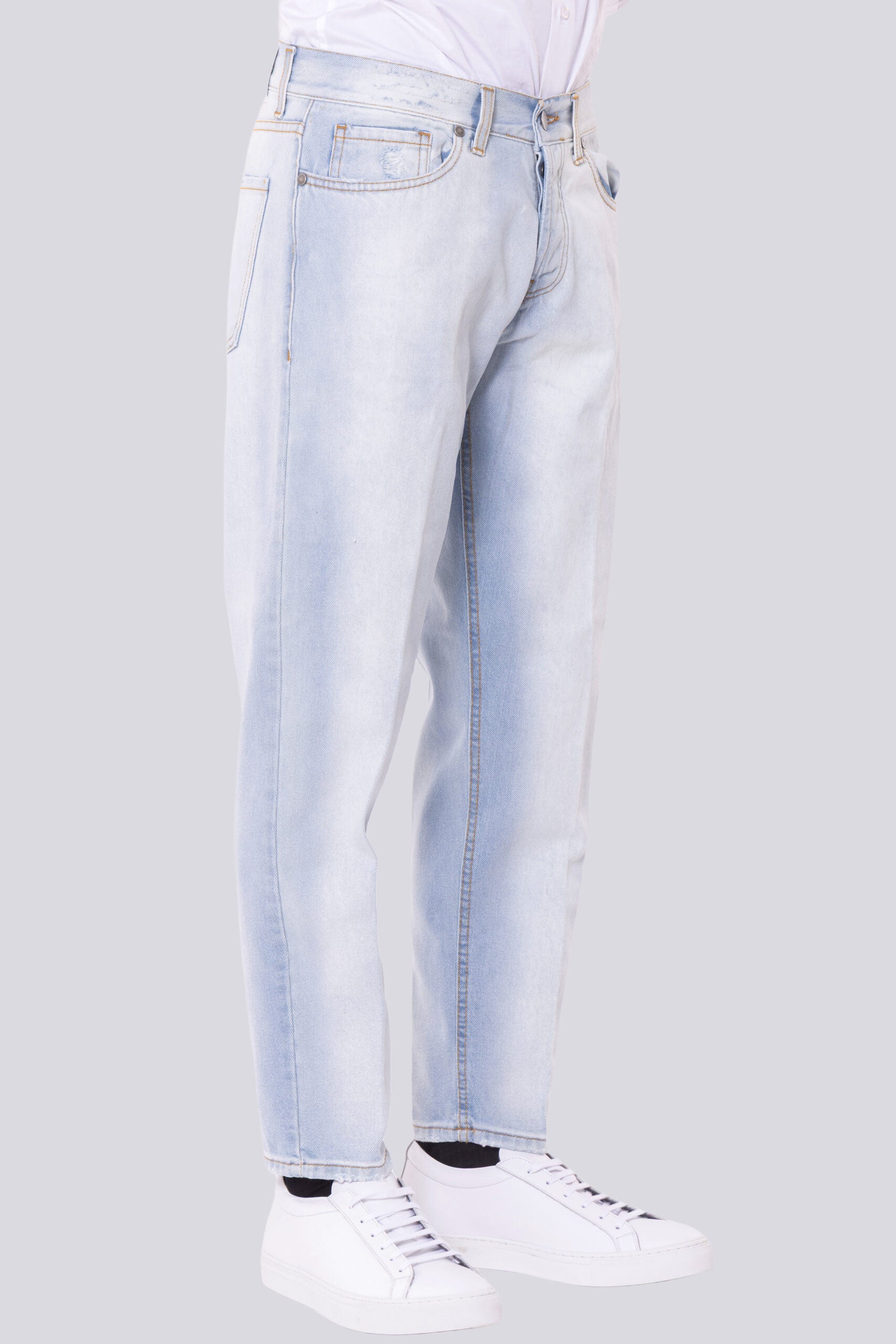 Jeans marmorizzato lavaggio chiaro da uomo modello 5 tasche con lievi sabbiature vestibilità regular