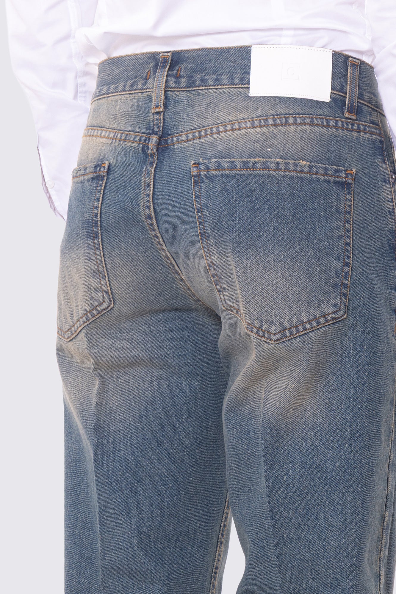 Jeans da uomo con sabbiature beige modello 5 tasche con vestibilità regular