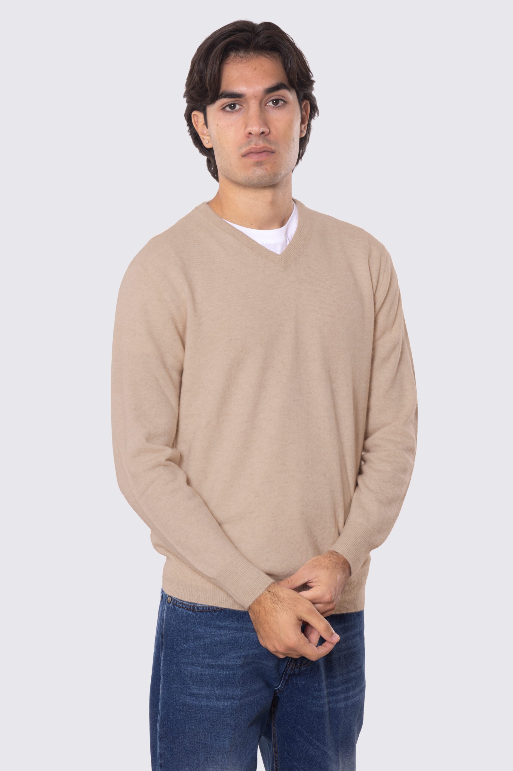 Maglione scollo a v color cammello 100% cashmere a tubolare tinta unita con elastici sulle maniche e sul fondo Finezza 12