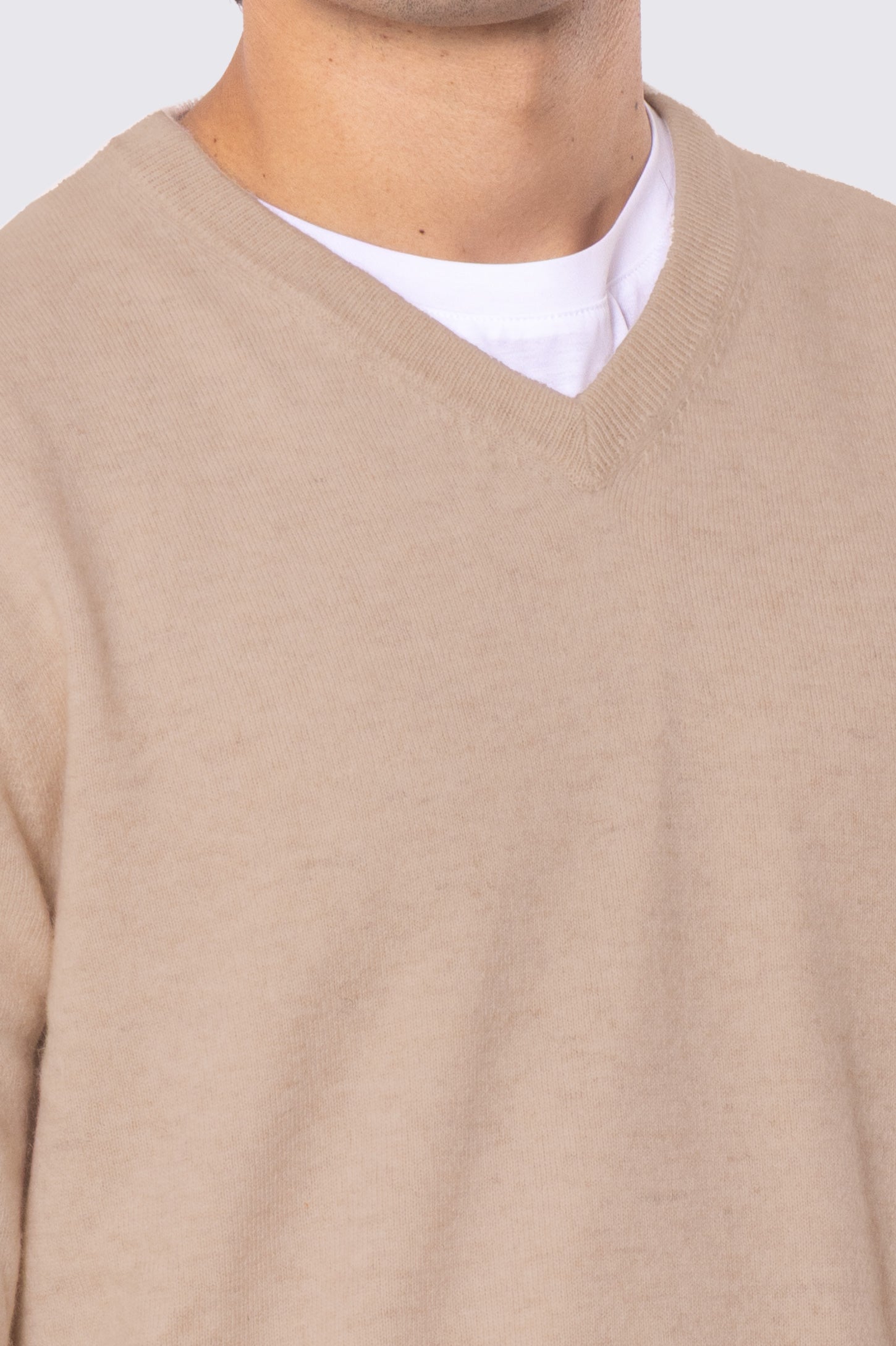 Maglione scollo a v color cammello 100% cashmere a tubolare tinta unita con elastici sulle maniche e sul fondo Finezza 12