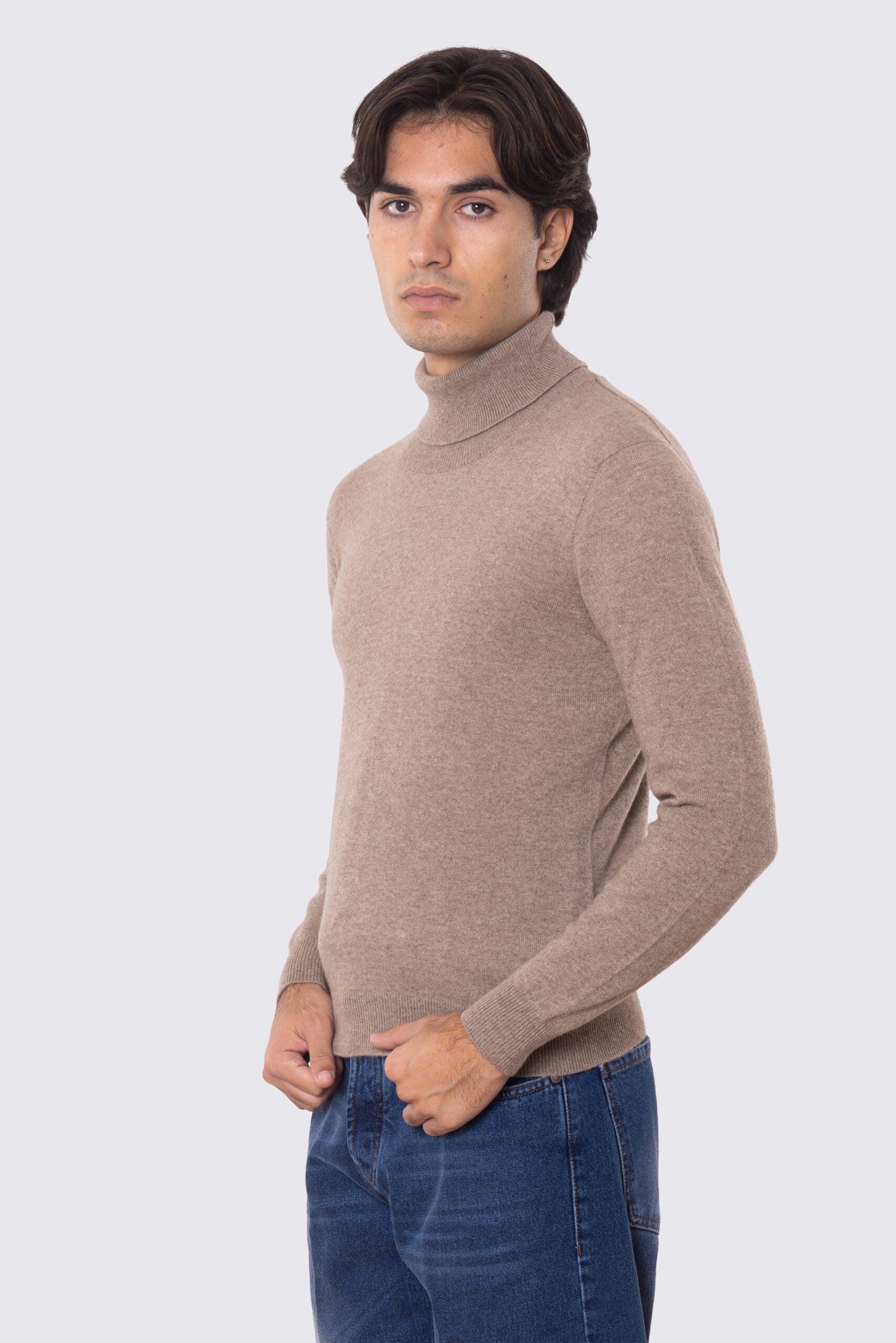 Dolcevita Tortora 100% cashmere a tubolare tinta unita con elastici sulle maniche e sul fondo Finezza 12.<br />