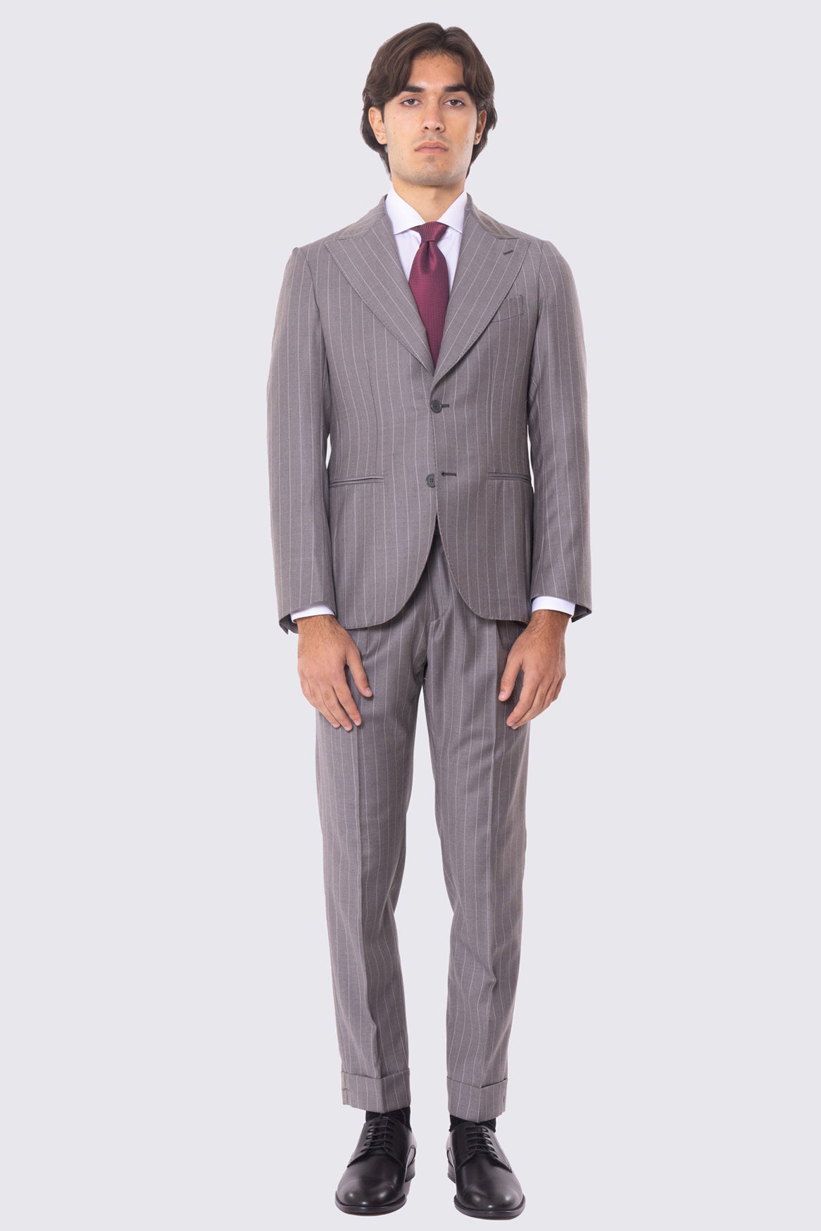 Abito tortora gessato bianco con giacca monopetto con rever a lancia 11cm tasche a filo e pantalone vita alta con fibbie laterali regolabili doppie pinces e risvolto 5cm 100% lana Flanella Carillo Drapers.